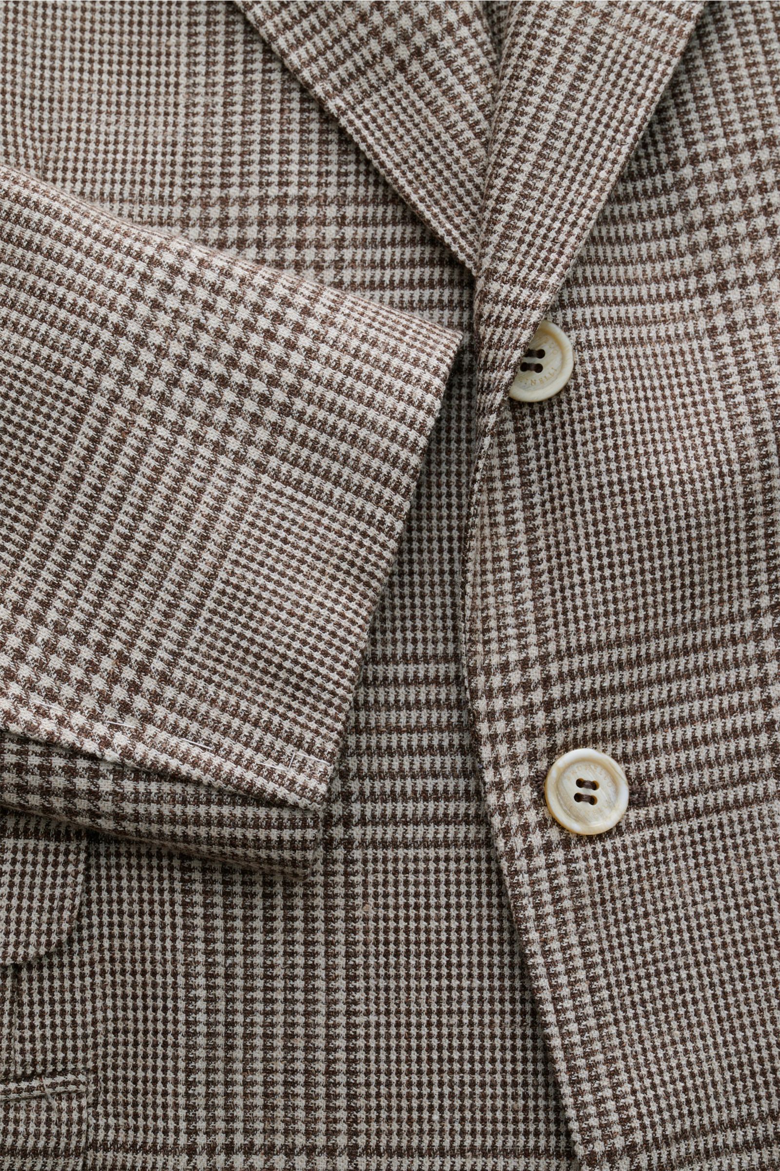 Brunello Cucinelli Sakko beige/dunkelbraun kariert, Slim Fit, Drei-Knopf-Stil, Glencheck, Knöpfe, Ärmelsaum, Detailaufnahme frontal.