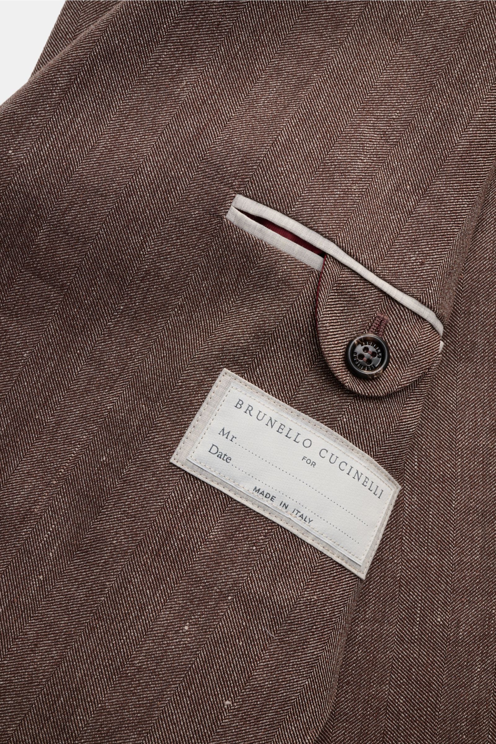 Brunello Cucinelli Sakko graubraun meliert close-up shot showing tonal herringbone linen-wool blend fabric, classic chest pocket, and label.