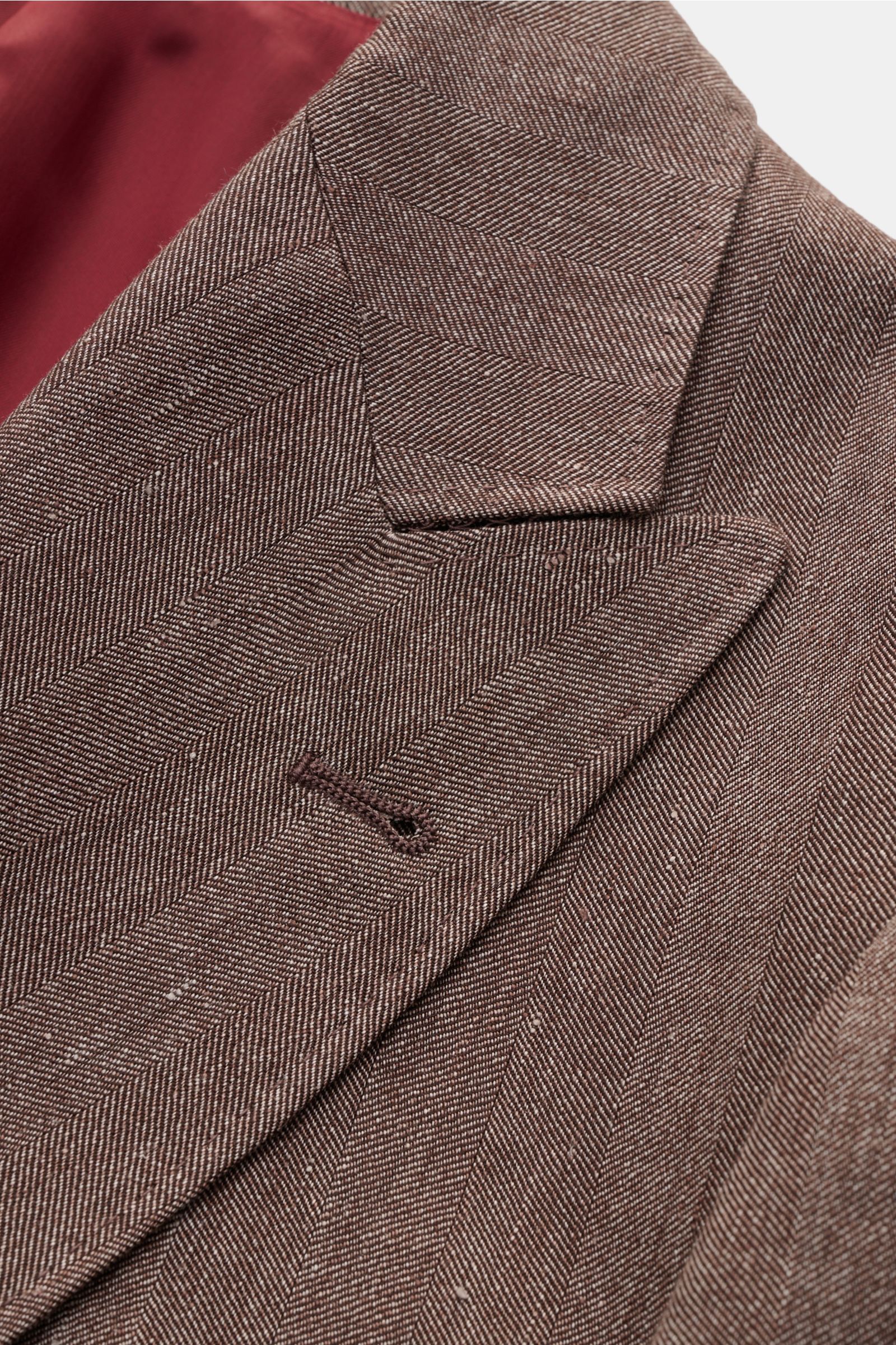 Close-up front view of Brunello Cucinelli Sakko graubraun meliert with tonal herringbone pattern, linen-wool mix, soft texture, and sharp lapel.  

Luxuriöser Klassiker für anspruchsvolle Business-Outfits: Dieses zweireihige Sakko von BRUNELLO CUCINELL