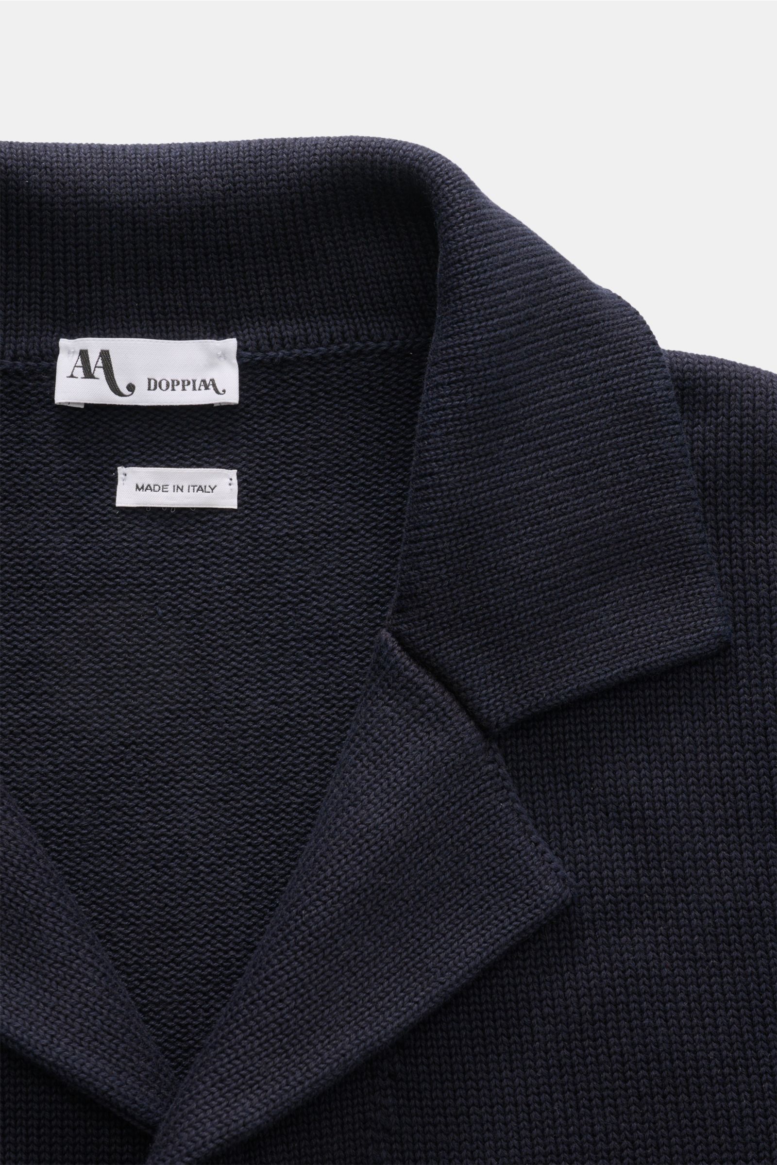 Close-up front top view of the navy Doppiaa Cardigan 'Aalviero' showing knit standing collar and label. Timeless elegance for the transitional season: The 'Aalviero' cardigan by DOPPIAA combines the features of a smart-casual jacket with the comfort of a 