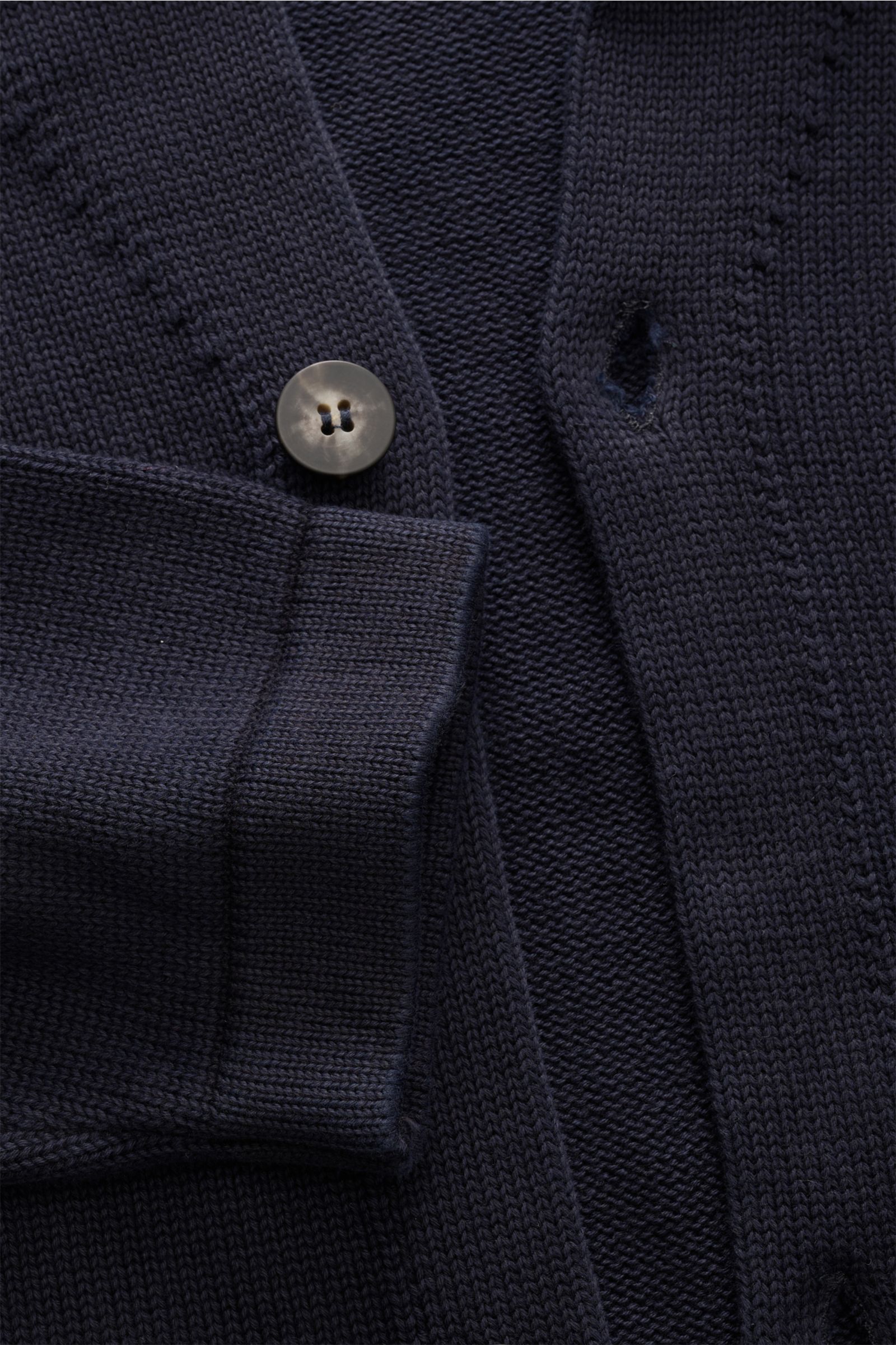 Close-up front view of the Doppiaa Cardigan 'Aalviero' navy showing button, knit standing collar, and medium-fine cotton knit texture.

Description: Timeless elegance for the transitional season: The 'Aalviero' cardigan by DOPPIAA combines the features