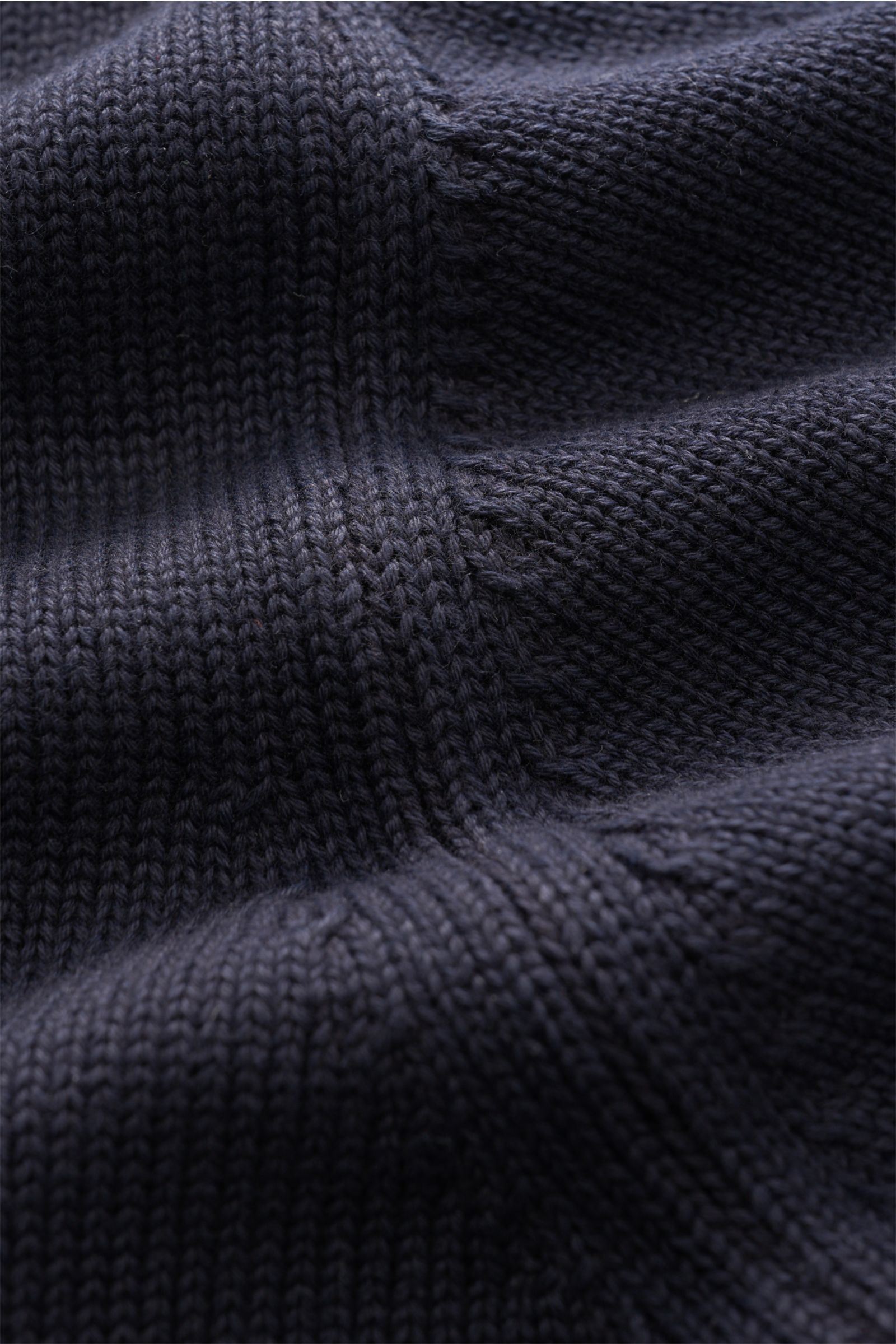 Close-up front perspective of the navy cotton knit texture of the Doppiaa Cardigan 'Aalviero' showcasing medium-fine knit detail.

Timeless elegance for the transitional season: The 'Aalviero' cardigan by DOPPIAA combines the features of a smart-casual