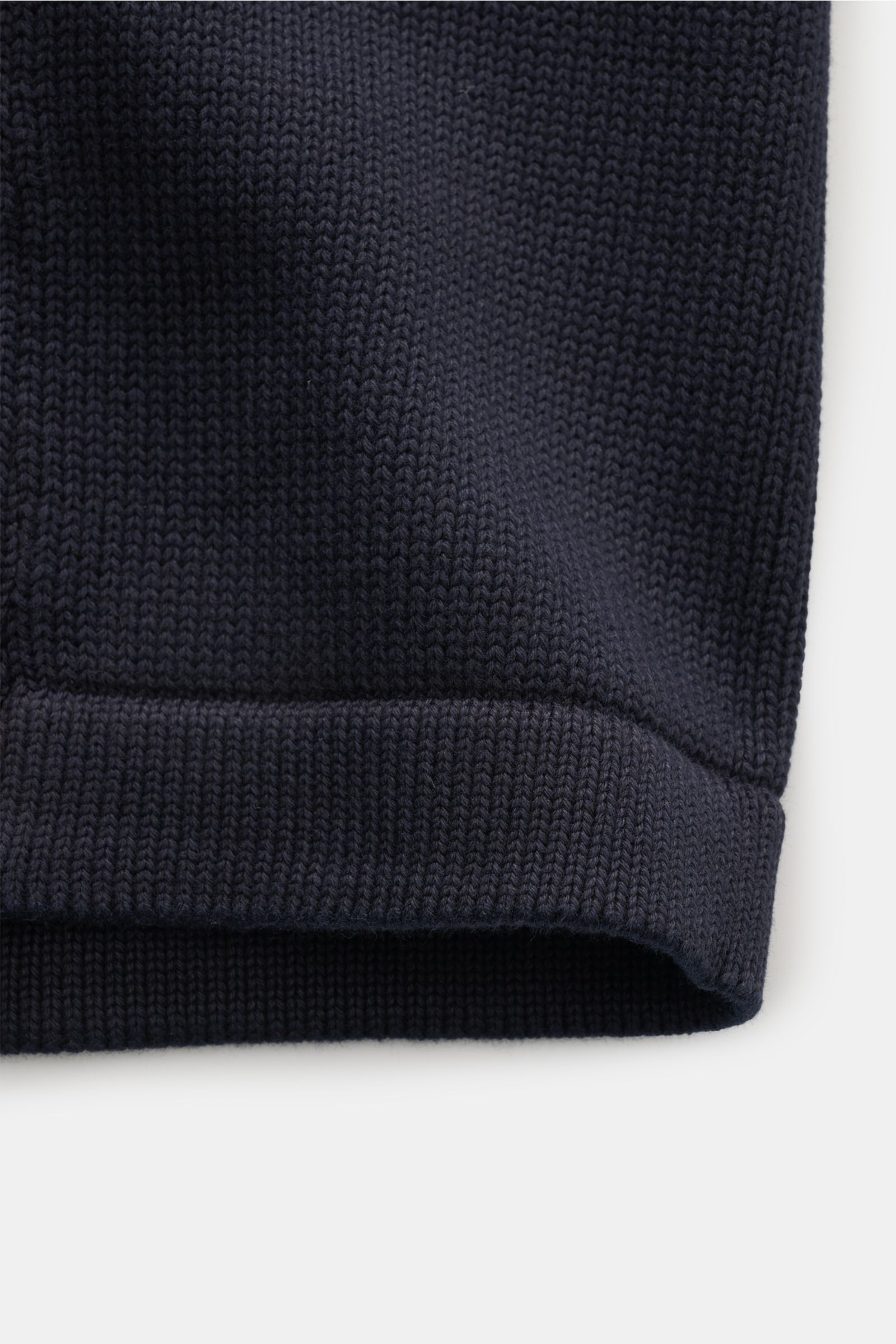 Close-up side view of the navy cotton knit cuff and texture of the Doppiaa Cardigan 'Aalviero' navy.

Timeless elegance for the transitional season: The 'Aalviero' cardigan by DOPPIAA combines the features of a smart-casual jacket with the comfort of a