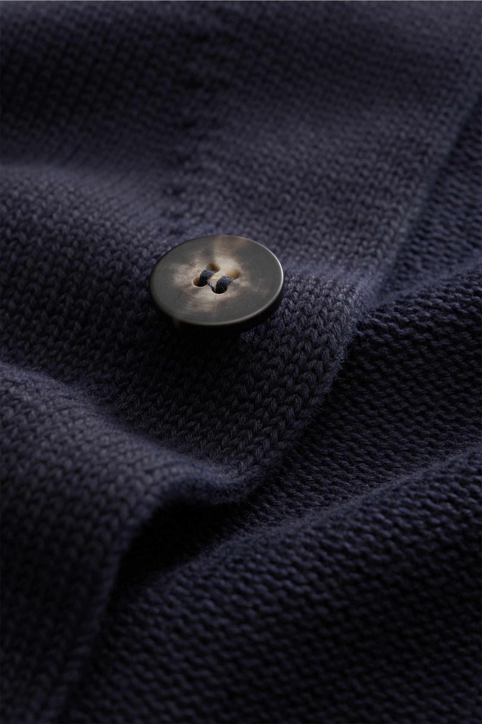Close-up front view of the Doppiaa Cardigan 'Aalviero' navy showing a large button and cotton knit texture.

Description: 
Timeless elegance for the transitional season: The 'Aalviero' cardigan by DOPPIAA combines the features of a smart-casual jacket 