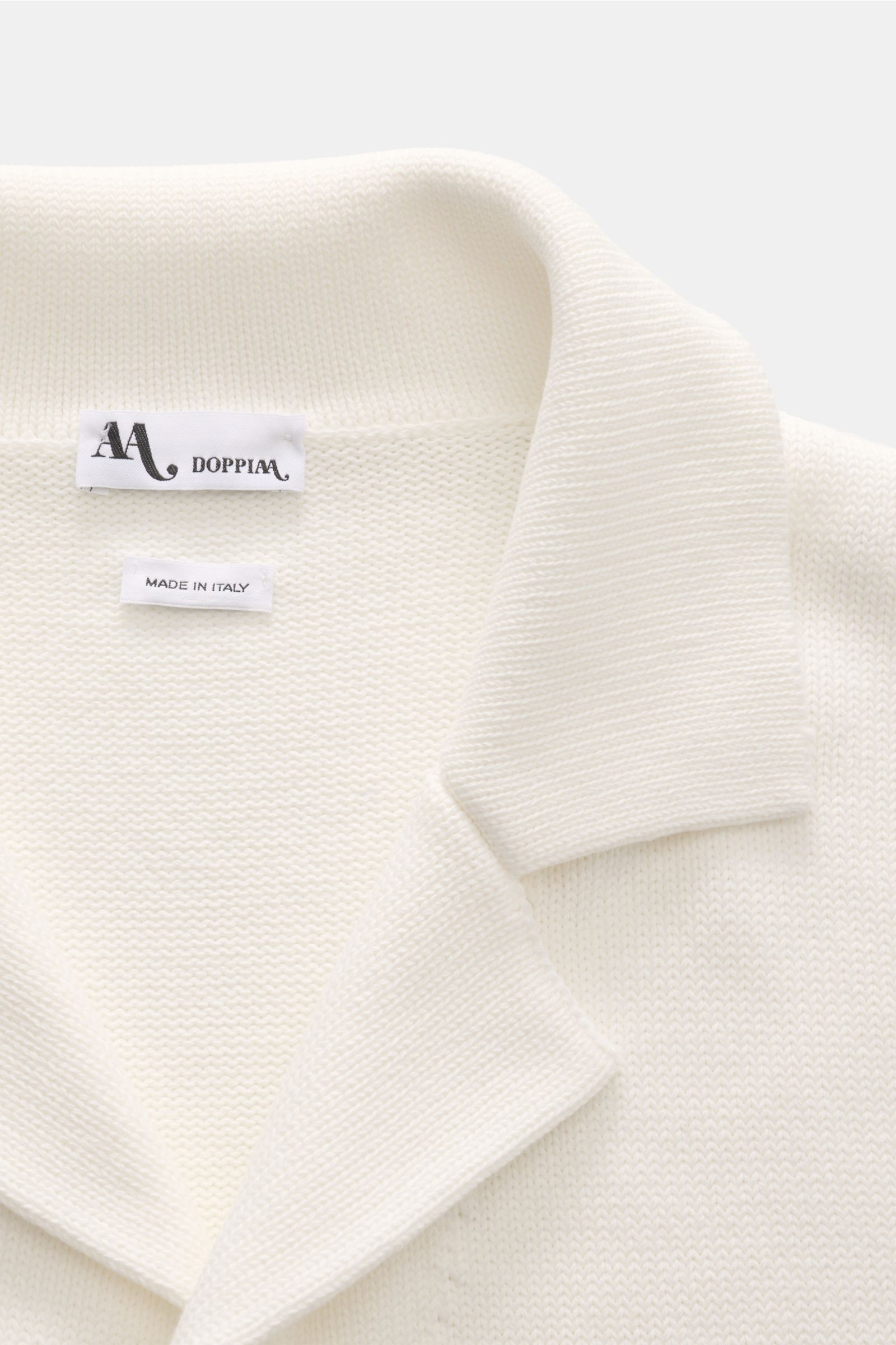 Close-up front view of the Doppiaa Cardigan 'Aalviero' off-white showing knit collar and texture with brand label.

Description: Timeless elegance for the transitional season: The 'Aalviero' cardigan by DOPPIAA combines the features of a smart-casual j