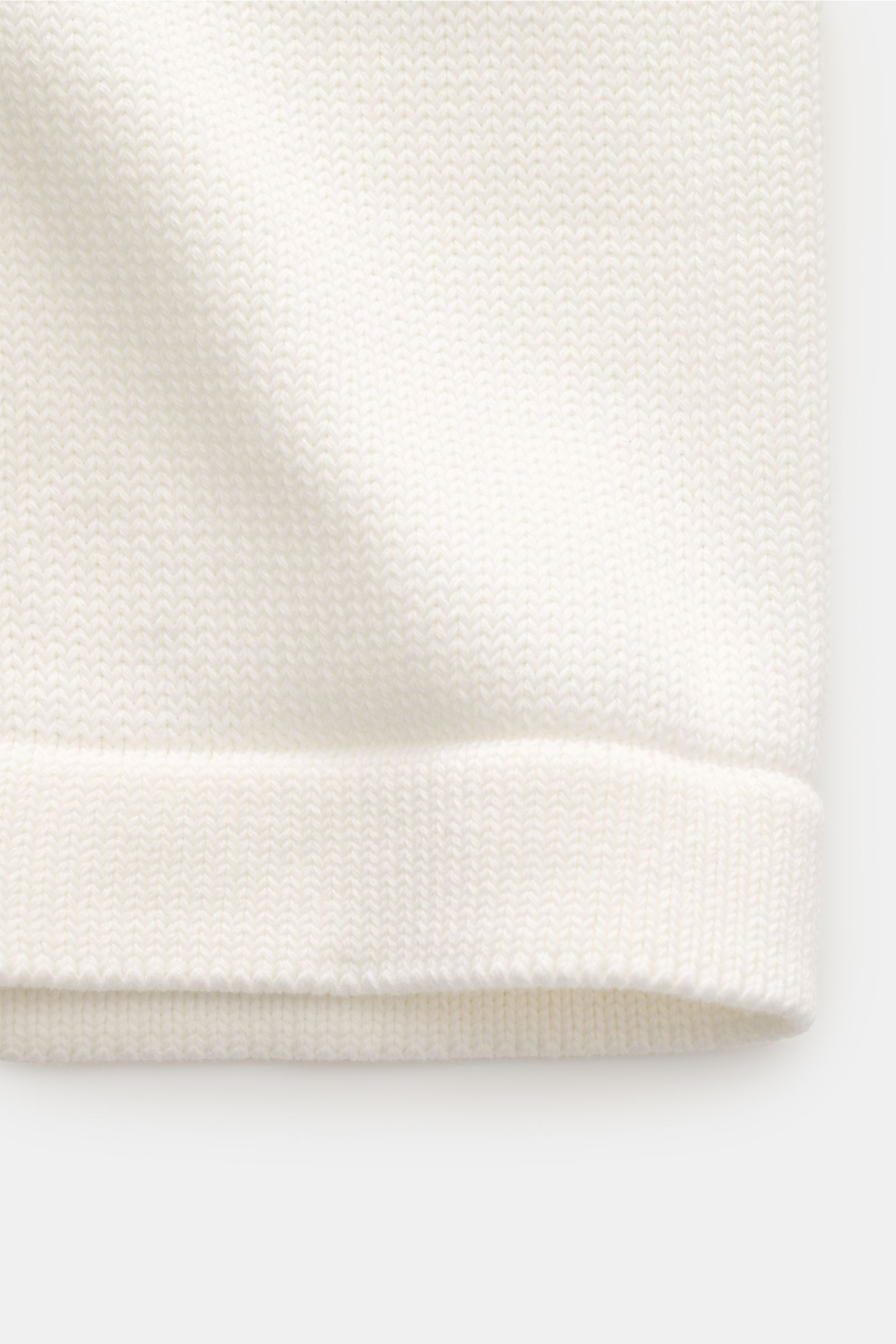 Close-up front view of the off-white Doppiaa Cardigan 'Aalviero' showing medium-fine cotton knit texture and ribbed hem.

Timeless elegance for the transitional season: The 'Aalviero' cardigan by DOPPIAA combines the features of a smart-casual jacket w