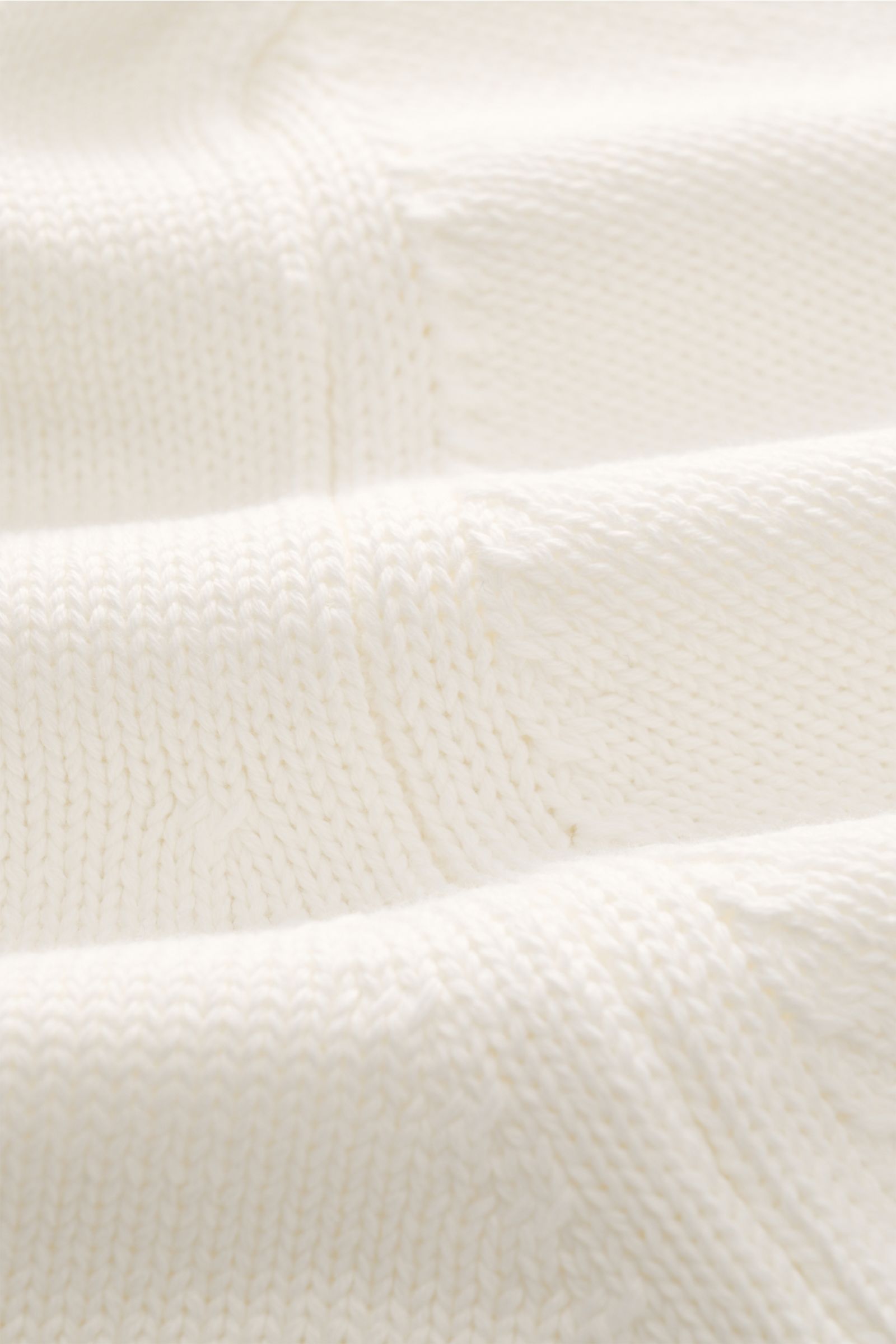 Close-up front view of the off-white Doppiaa Cardigan 'Aalviero' showing medium-fine cotton knit texture and knit collar.

Description: 
Timeless elegance for the transitional season: The 'Aalviero' cardigan by DOPPIAA combines the features of a smart-