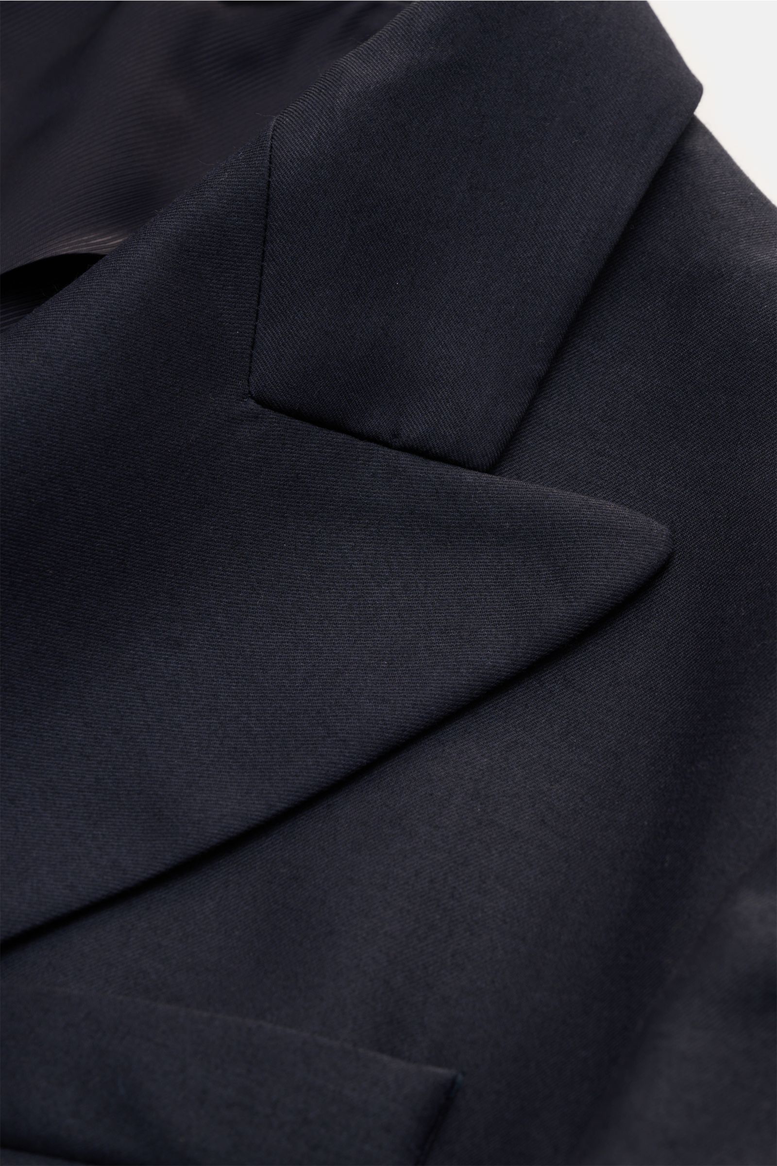 Nahaufnahme des spitz zulaufenden Revers vom Doppiaa Sakko 'Aanversa' navy aus Wolle-Seide mit dezentem Glanz, twill Struktur und schlanker Passform.