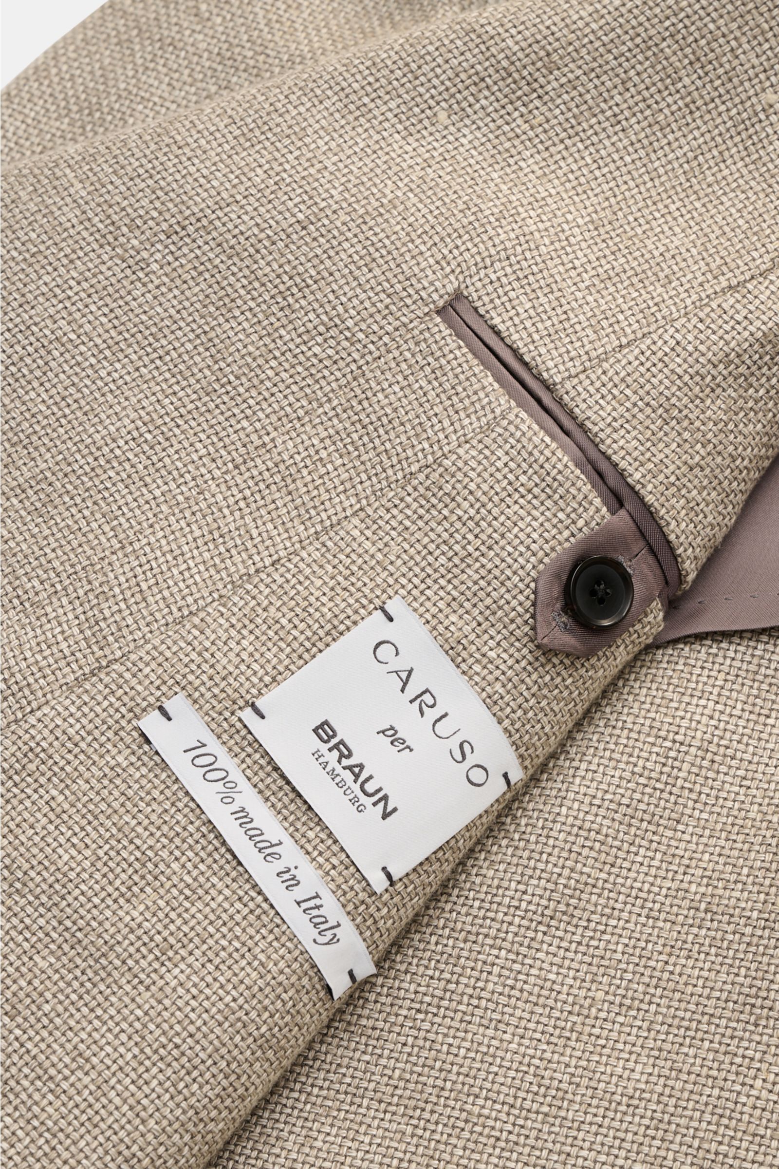 Nahaufnahme des Caruso Sakko 'Aida' beige meliert mit steigendem Revers, Hanf-Wolle Webstruktur und halb gefüttertem Innenfutter.