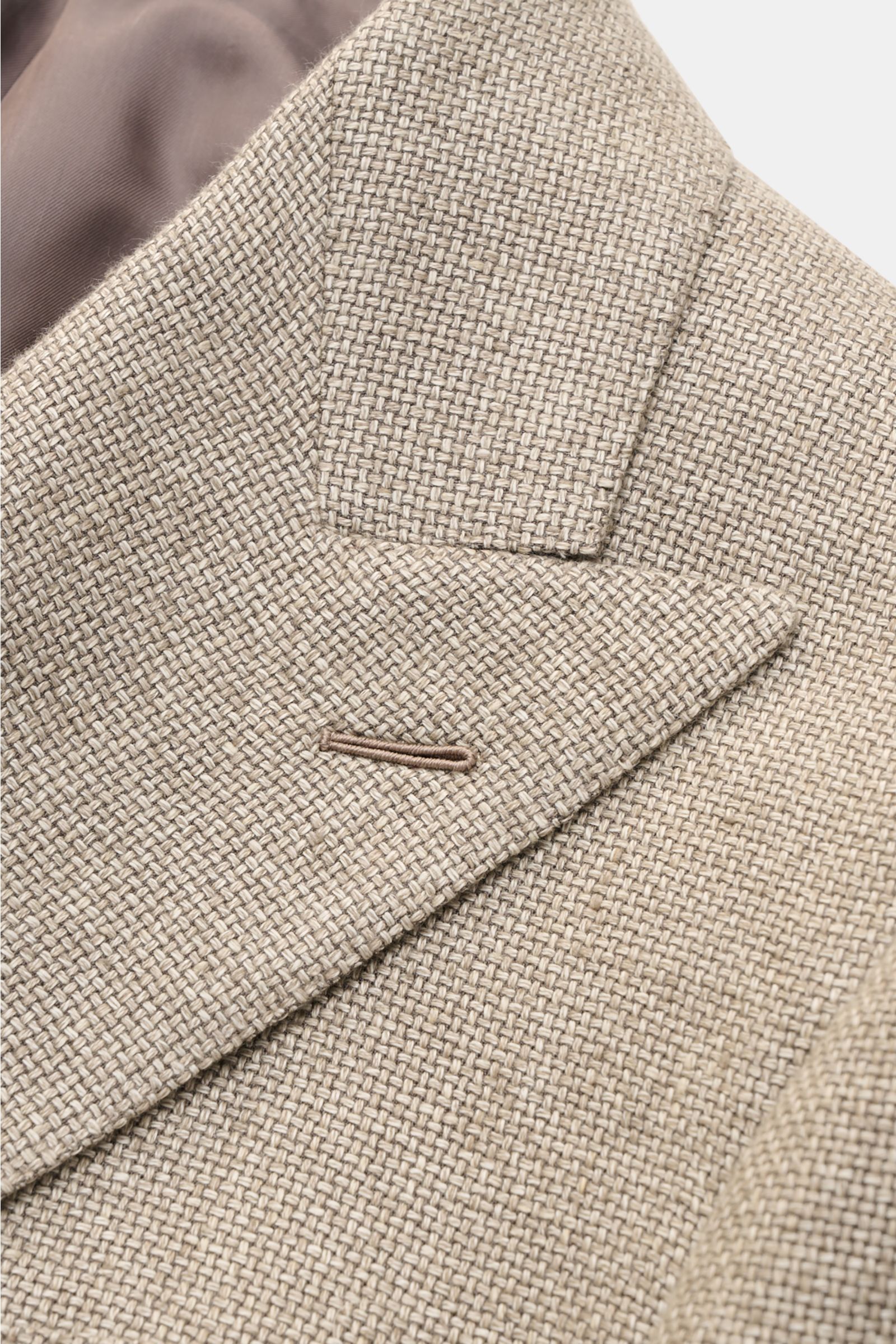Caruso Sakko 'Aida' beige meliert, Detailaufnahme steigendem Spitzrevers, rustikale Hanf-Woll-Webstruktur, Slim Fit, halb gefüttert.