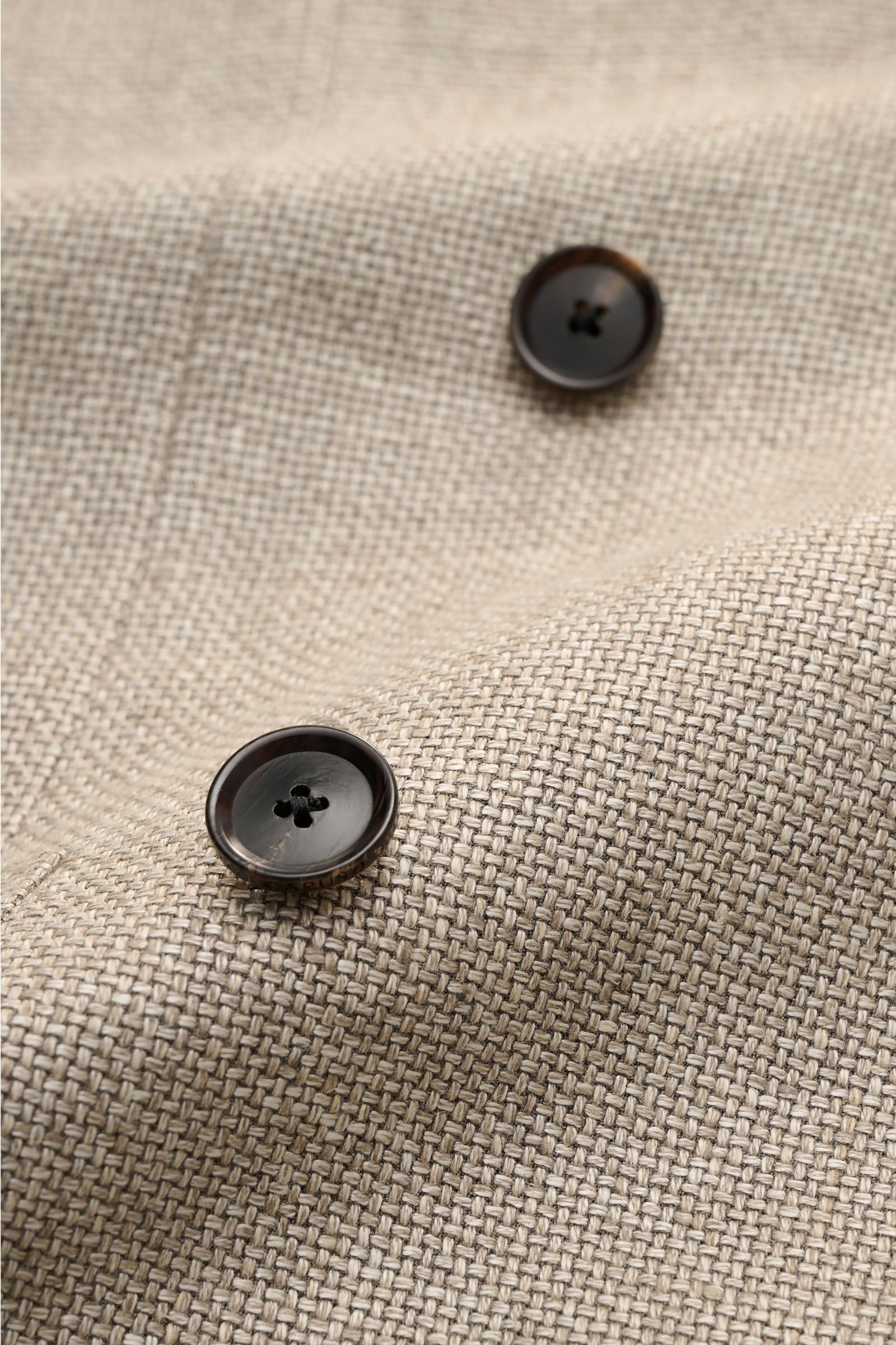 Caruso Sakko 'Aida' beige meliert in Nahaufnahme, zweireihig mit drei Knöpfen, steigendem Spitzrevers, markanter Hanf-Woll-Webstruktur.