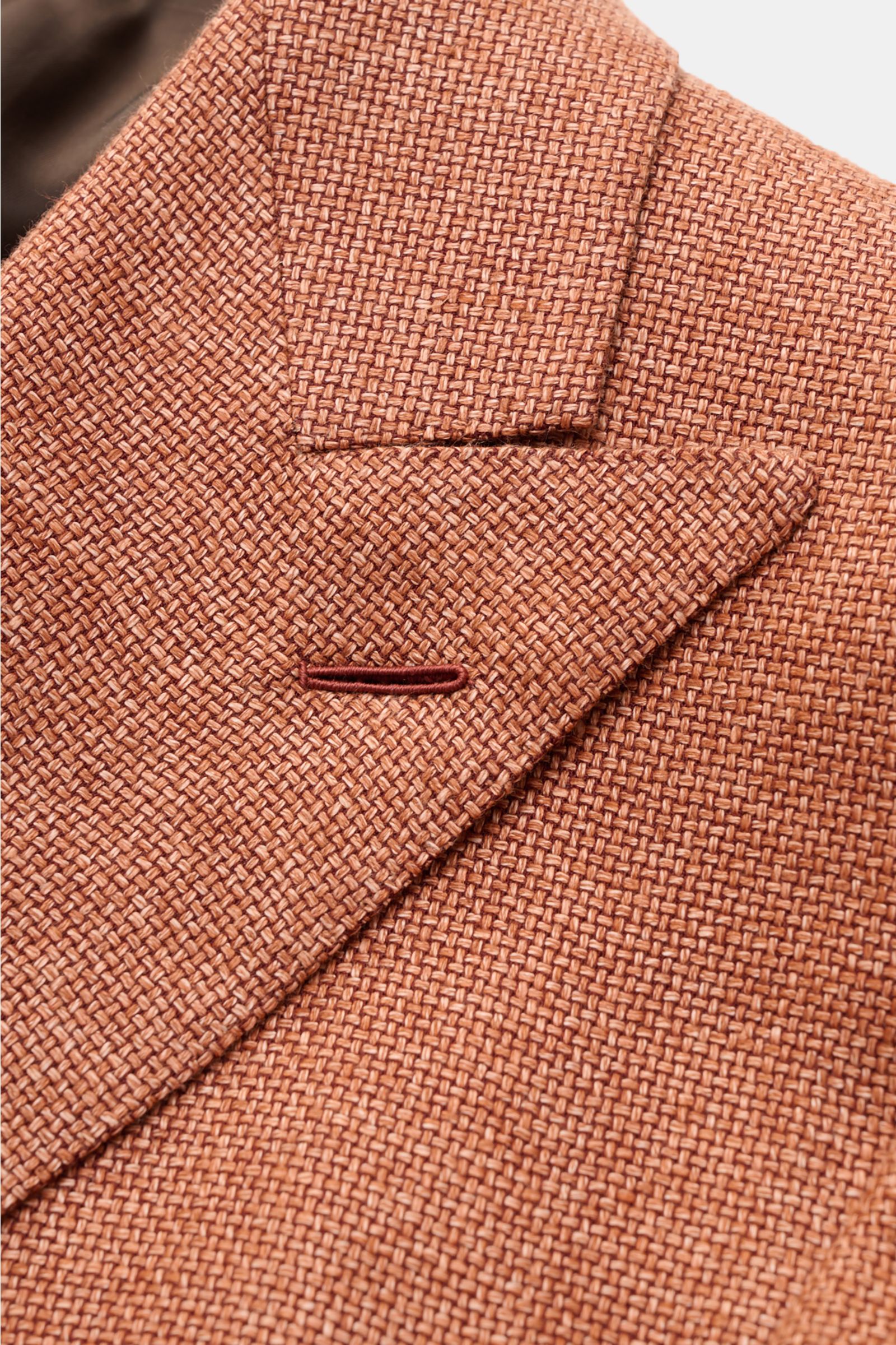 Caruso Sakko 'Aida' rostbraun meliert, Nahaufnahme des steigendem Spitzrevers mit markanter Hanf-Woll-Webstruktur.