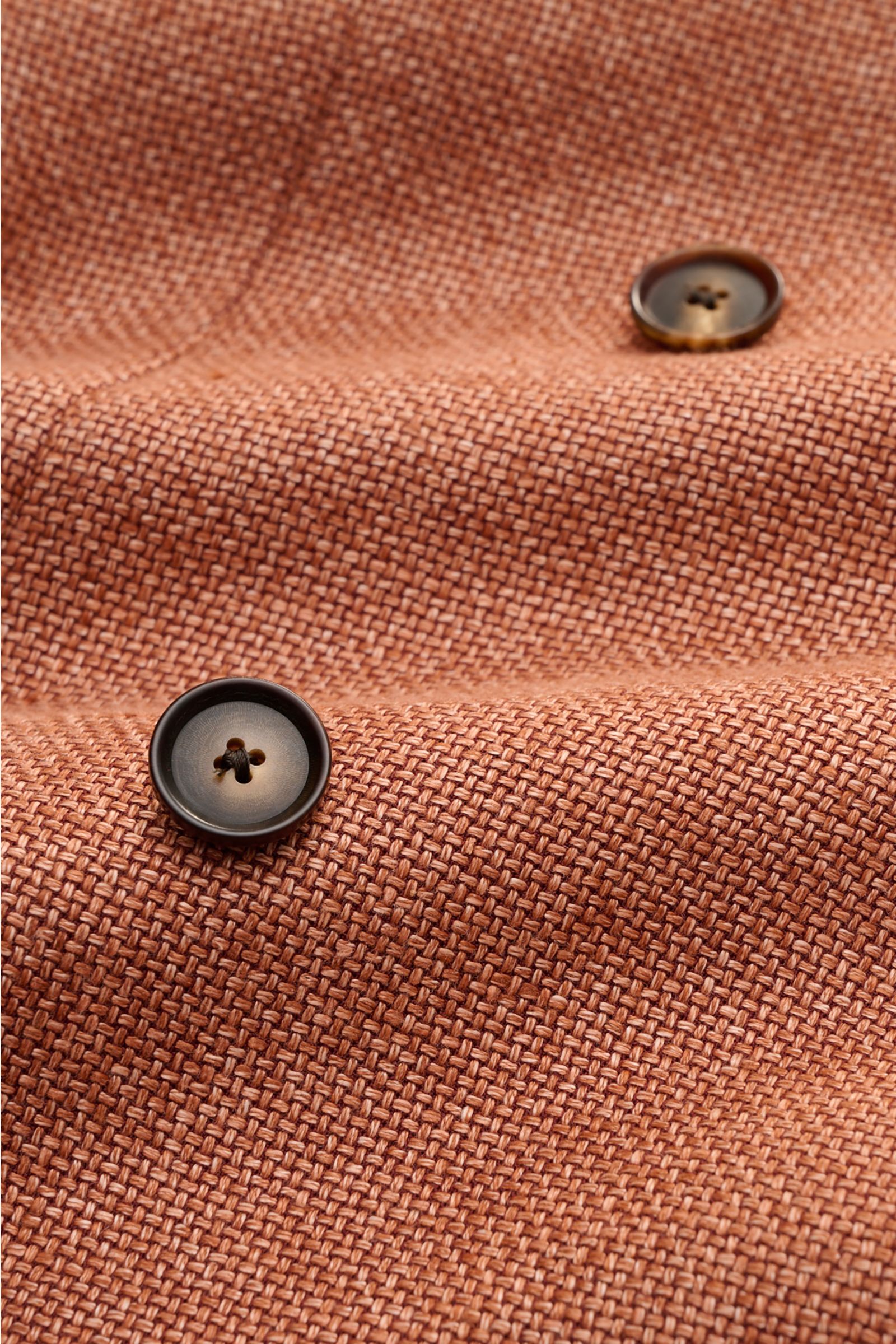 Nahaufnahme des Caruso Sakkos 'Aida' rostbraun meliert mit markanter Webstruktur aus Hanf und Wolle, steigendem Revers und Knöpfen.
