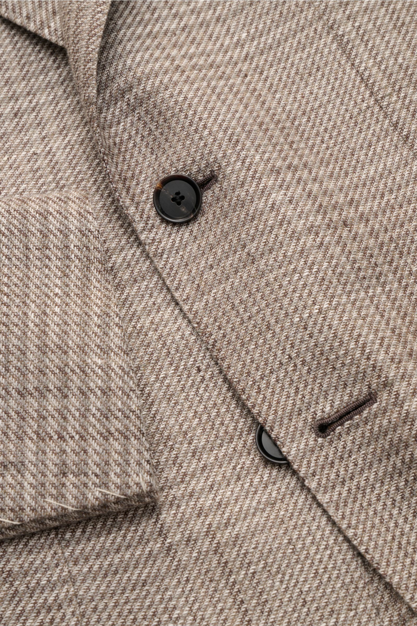 Close-up front view of the taupe/brown checked fabric and buttons of the Caruso Smart-casual jacket 'Aida'. A stylish addition with a classic feel: Made of a lightweight linen-wool blend with timeless glen check, the smart-casual jacket 'Aida' by CARUSO i