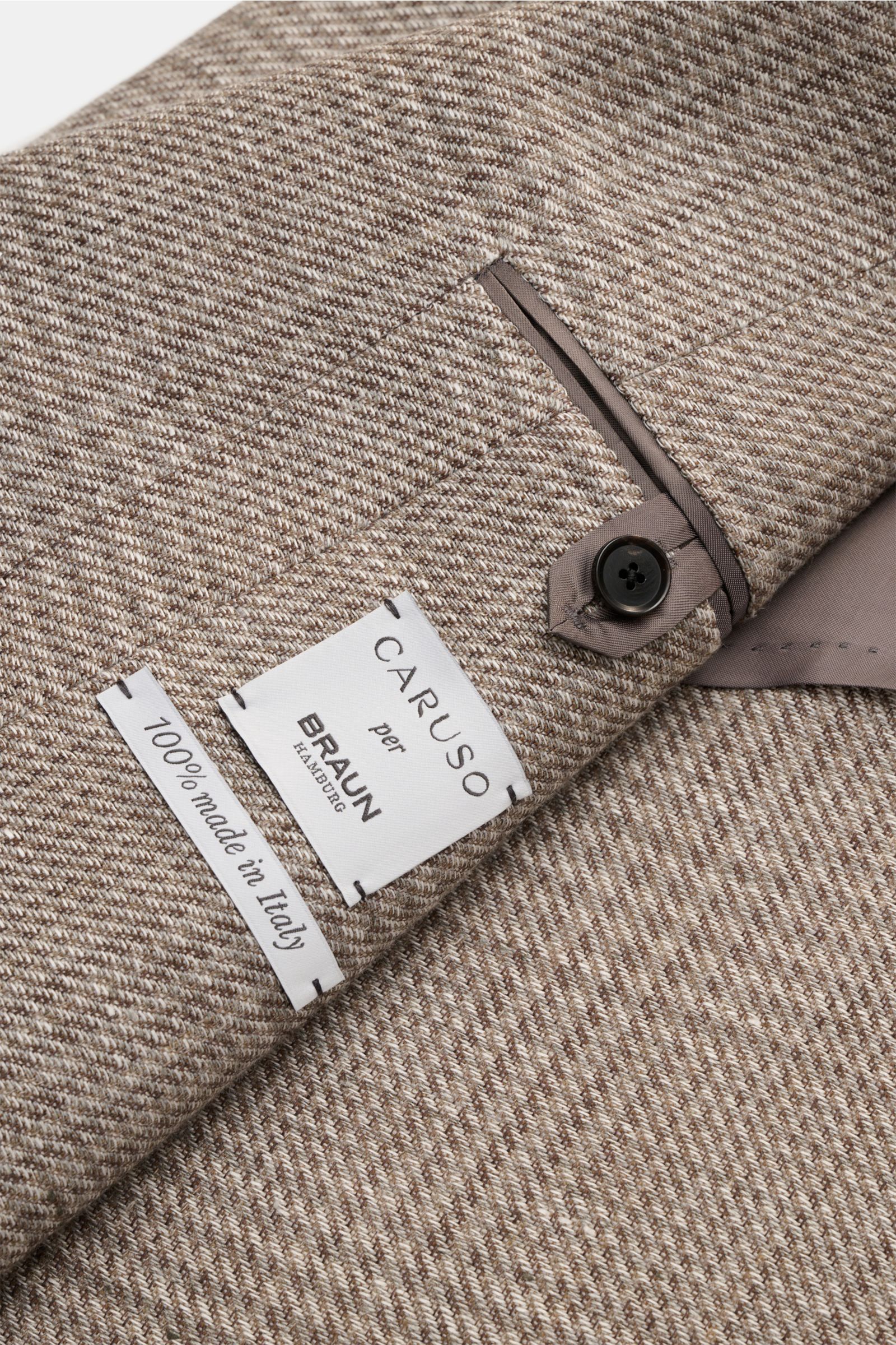 Close-up of Caruso Smart-casual jacket 'Aida' taupe/brown checked sleeve with button and label, showing fabric texture.

Description:
A stylish addition with a classic feel: Made of a lightweight linen-wool blend with timeless glen check, the smart-cas
