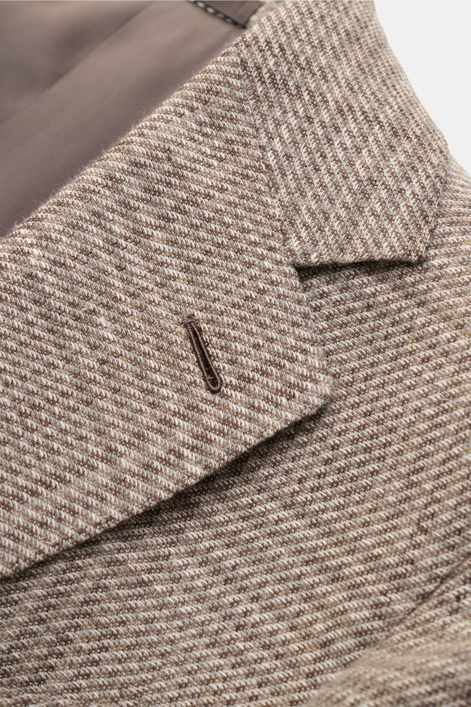 Close-up front-left perspective of Caruso Smart-casual jacket 'Aida' taupe/brown checked with lightweight linen-wool blend fabric and classic glen check.

A stylish addition with a classic feel: Made of a lightweight linen-wool blend with timeless glen