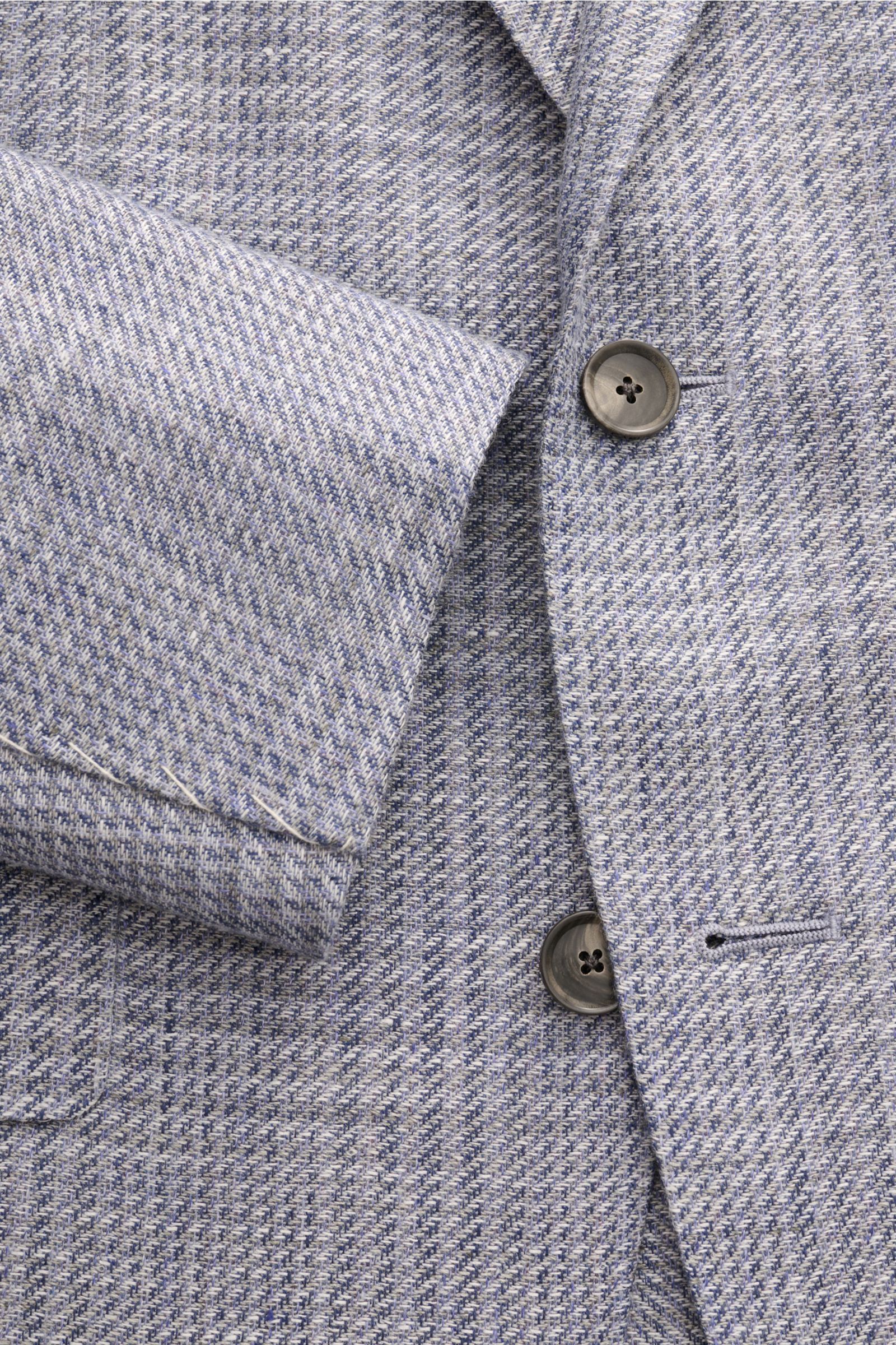 Caruso Sakko 'Aida' grau/rauchblau kariert aus Leinen-Woll-Mix, Slim Fit, taillierter Zwei-Knopf-Stil, fallendes Revers, Ärmelabschlüsse unfertig, Detailaufnahme von vorne oben.