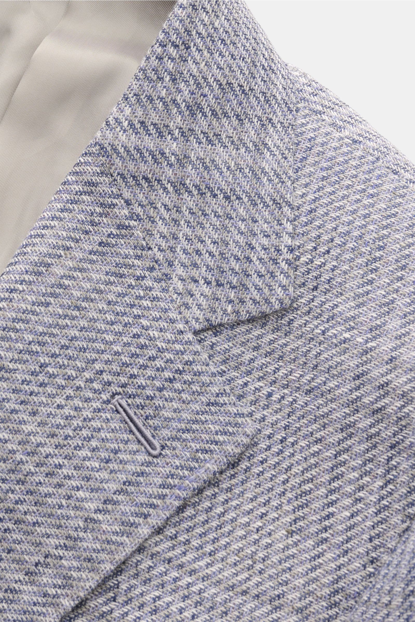 Nahaufnahme des fallenden Revers und Kragens vom Caruso Sakko 'Aida' grau/rauchblau kariert aus leichtem Leinen-Woll-Mix mit klassischem Glencheck.