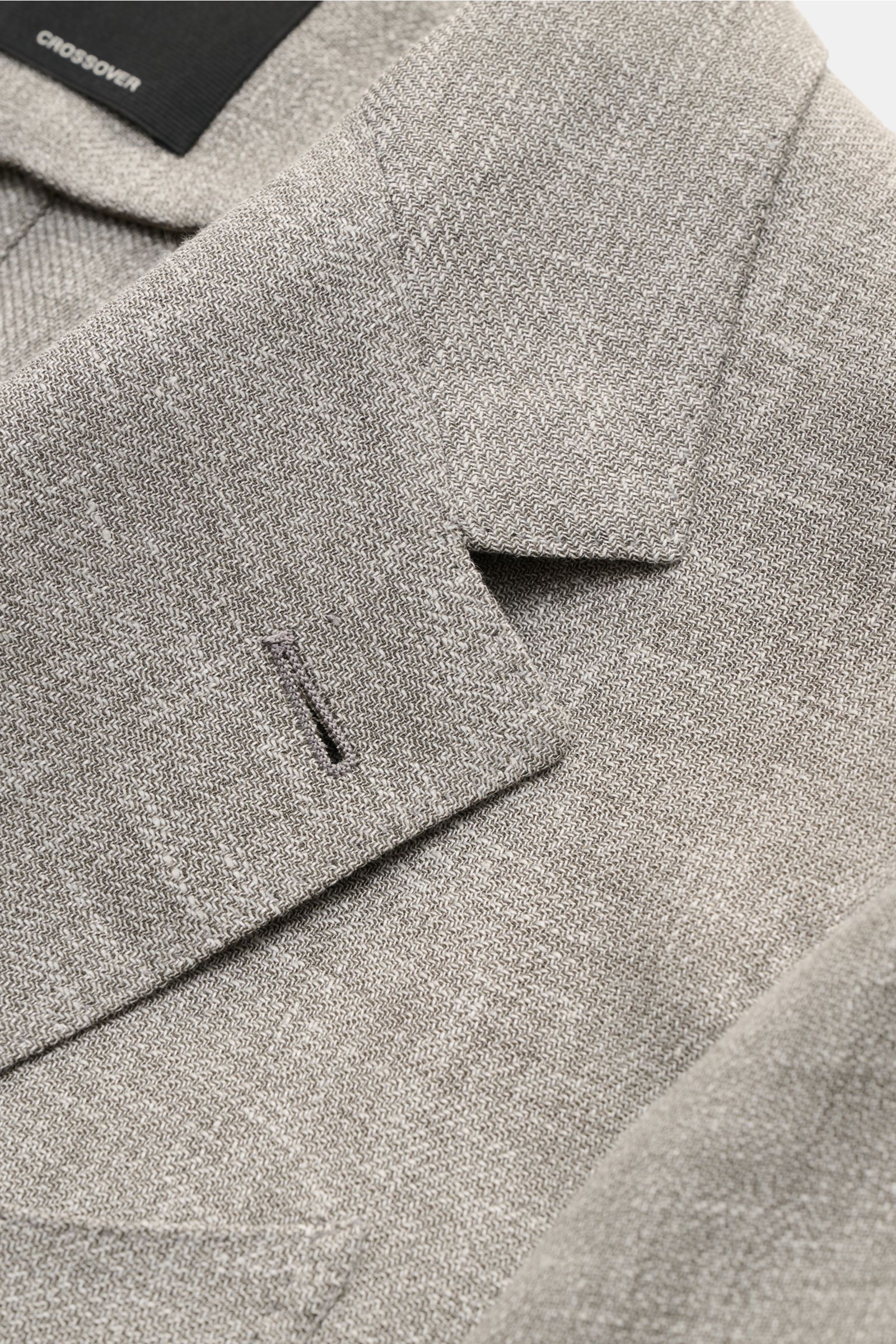 Close-up top-front view of Zegna Smart-casual jacket 'Riviera' grey/white mottled with step lapel and buttonhole detail.

The smart-casual jacket 'Riviera' by ZEGNA made of linen and wool with silk content has a comfortably soft feel and perfectly fini