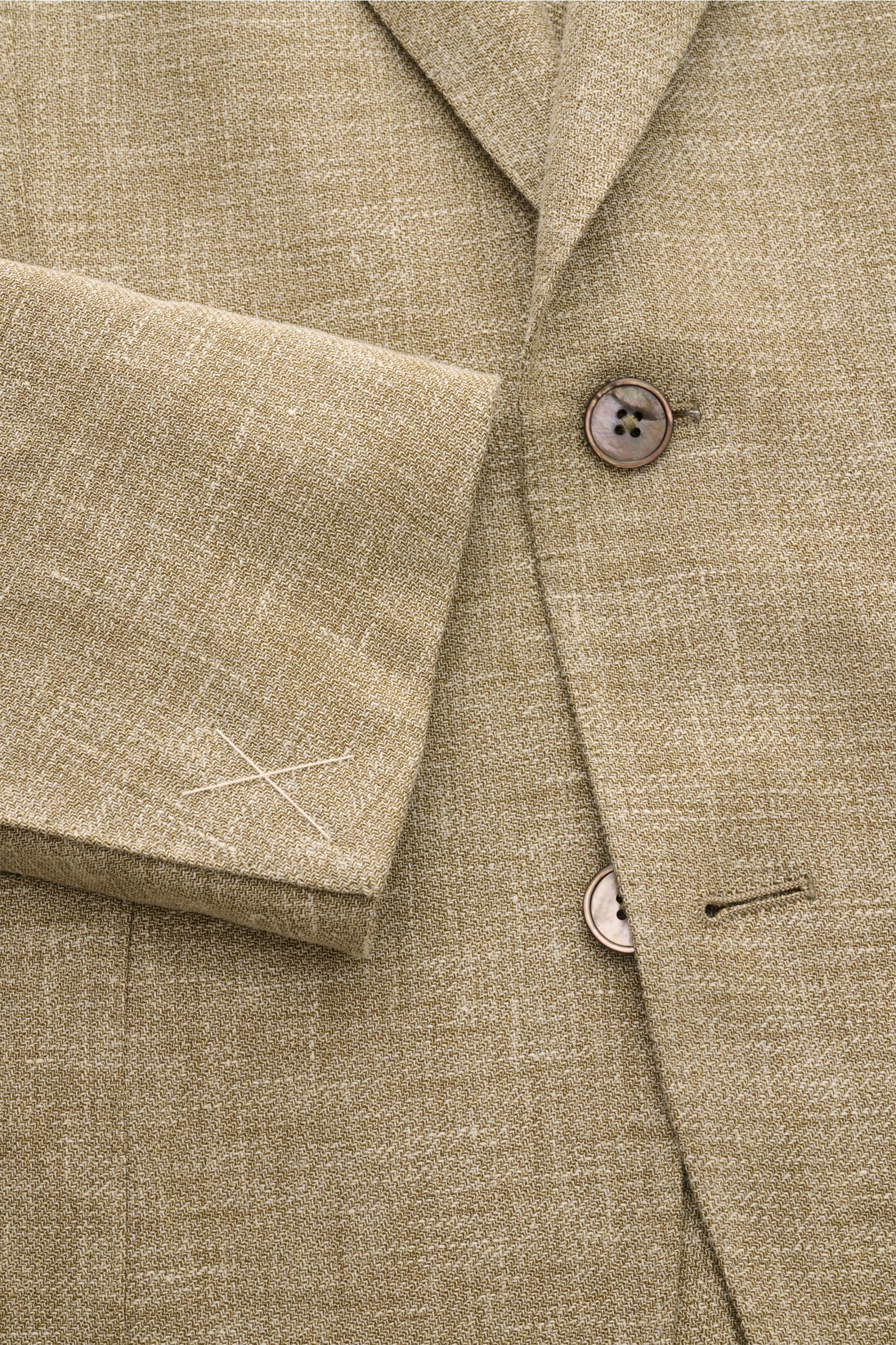 Nahaufnahme eines Zegna Sakko oliv meliert aus Leinen, Wolle, Seide mit melierter Struktur, Slim Fit, zwei Knöpfen und fallendem Revers, fotografiert von vorne.