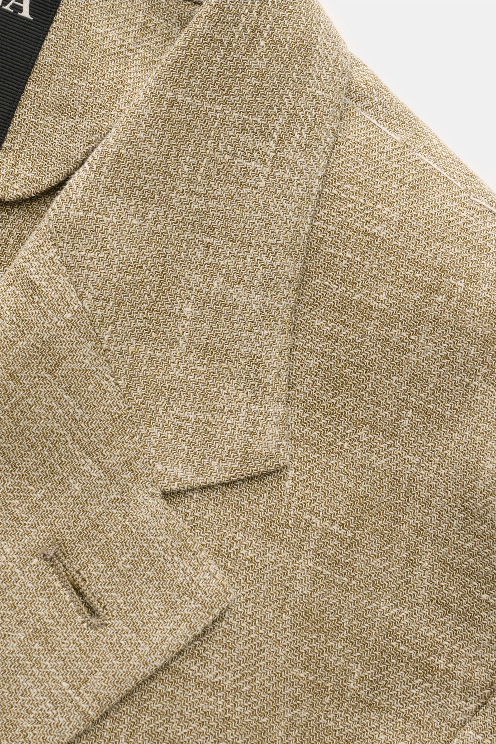 Nahaufnahme des Zegna Sakkos oliv meliert aus Leinen, Wolle und Seide, Slim Fit, taillierter Zwei-Knopf-Stil mit fallendem Revers.