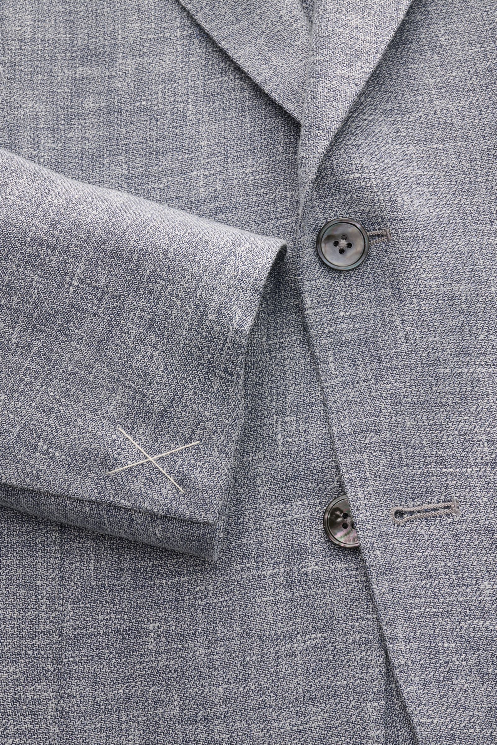 Nahaufnahme des Zegna Sakkos 'Riviera' dark navy/weiß meliert aus Leinen, Wolle, Seide, Slim Fit, tailliert, fallendes Revers, Zwei-Knopf-Stil, mit feiner Webstruktur und weichem Griff, fotografiert von vorne oben.