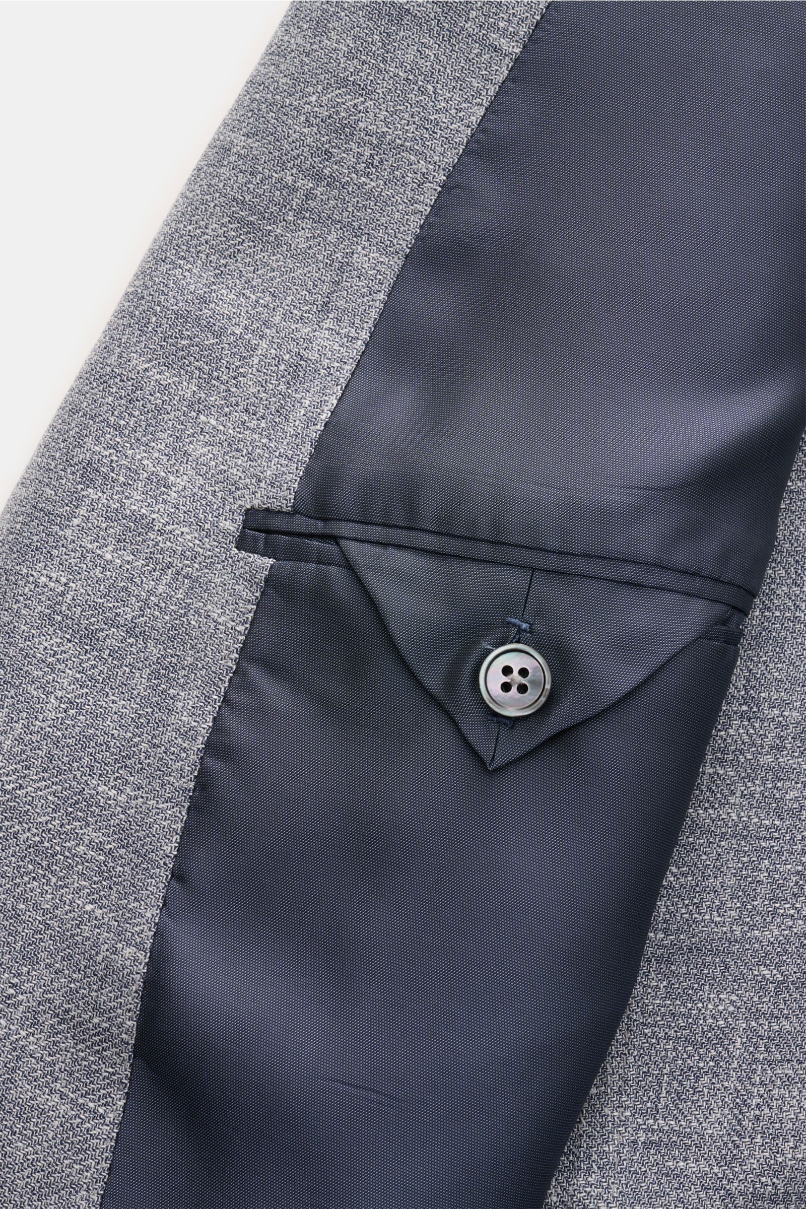 Nahaufnahme der Innenseite vom Zegna Sakko 'Riviera' dark navy/weiß meliert mit halb gefüttertem Innenfutter und Innentasche mit Knopf.