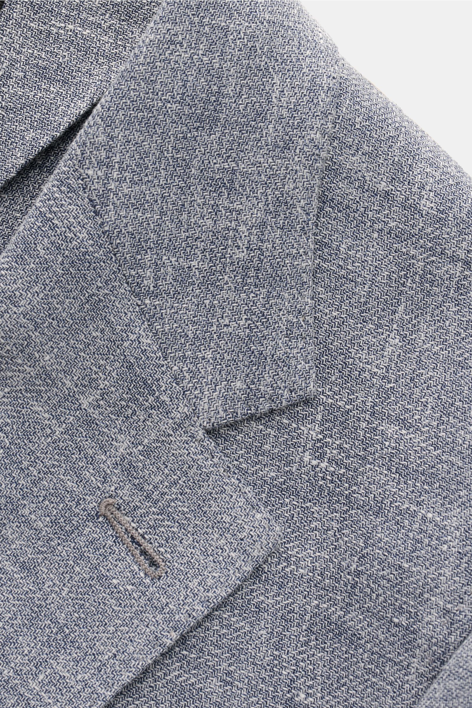 Nahaufnahme des Zegna Sakko 'Riviera' dark navy/weiß meliert, zeigt fallendes Revers und feine Webstruktur aus Leinen, Wolle, Seide.