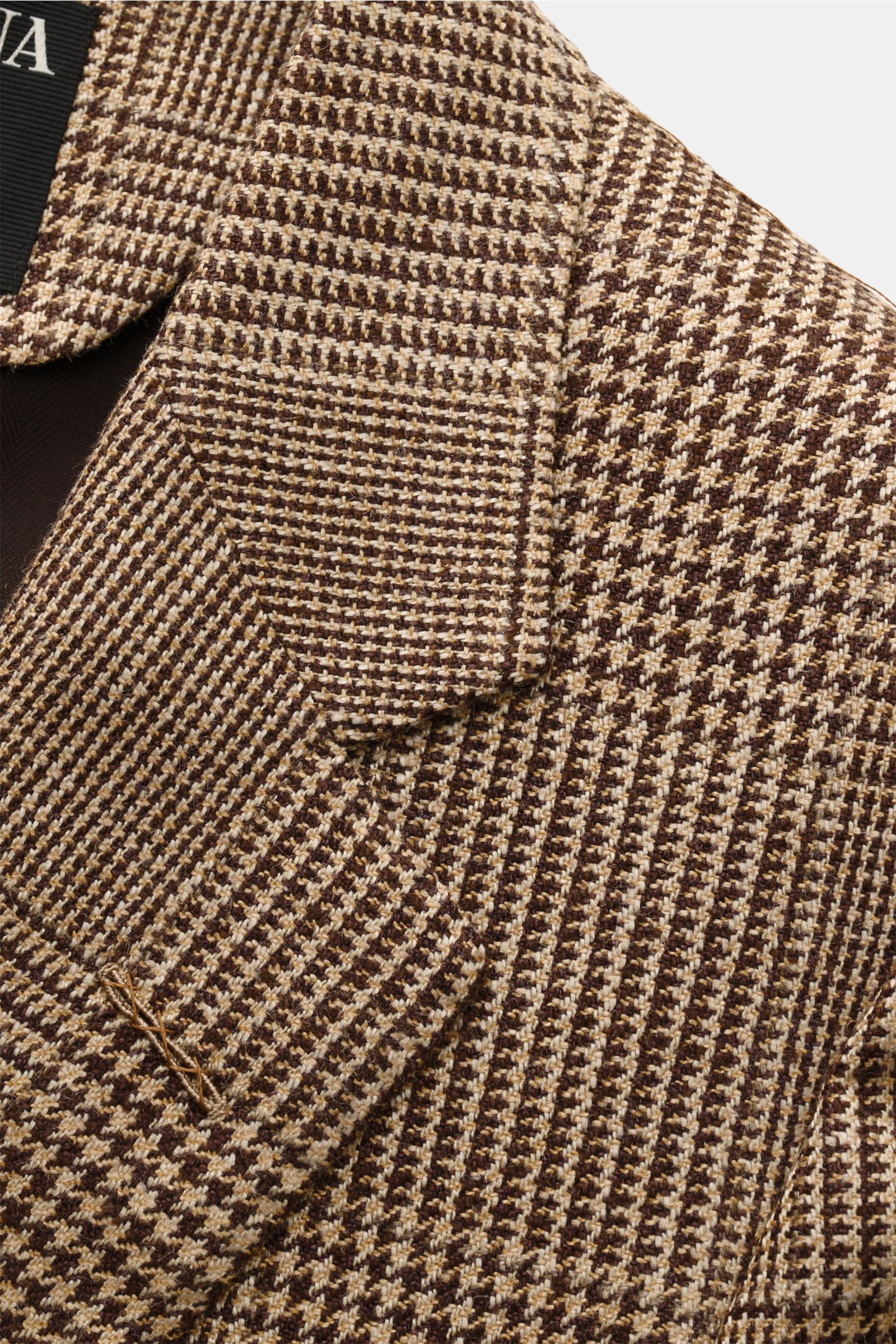 Zegna Sakko dunkelbraun/beige kariert aus Seide, Leinen, Wolle mit Glencheck, weichem Griff, Slim Fit, fallendem Revers, Nahaufnahme von Schulter und Revers.