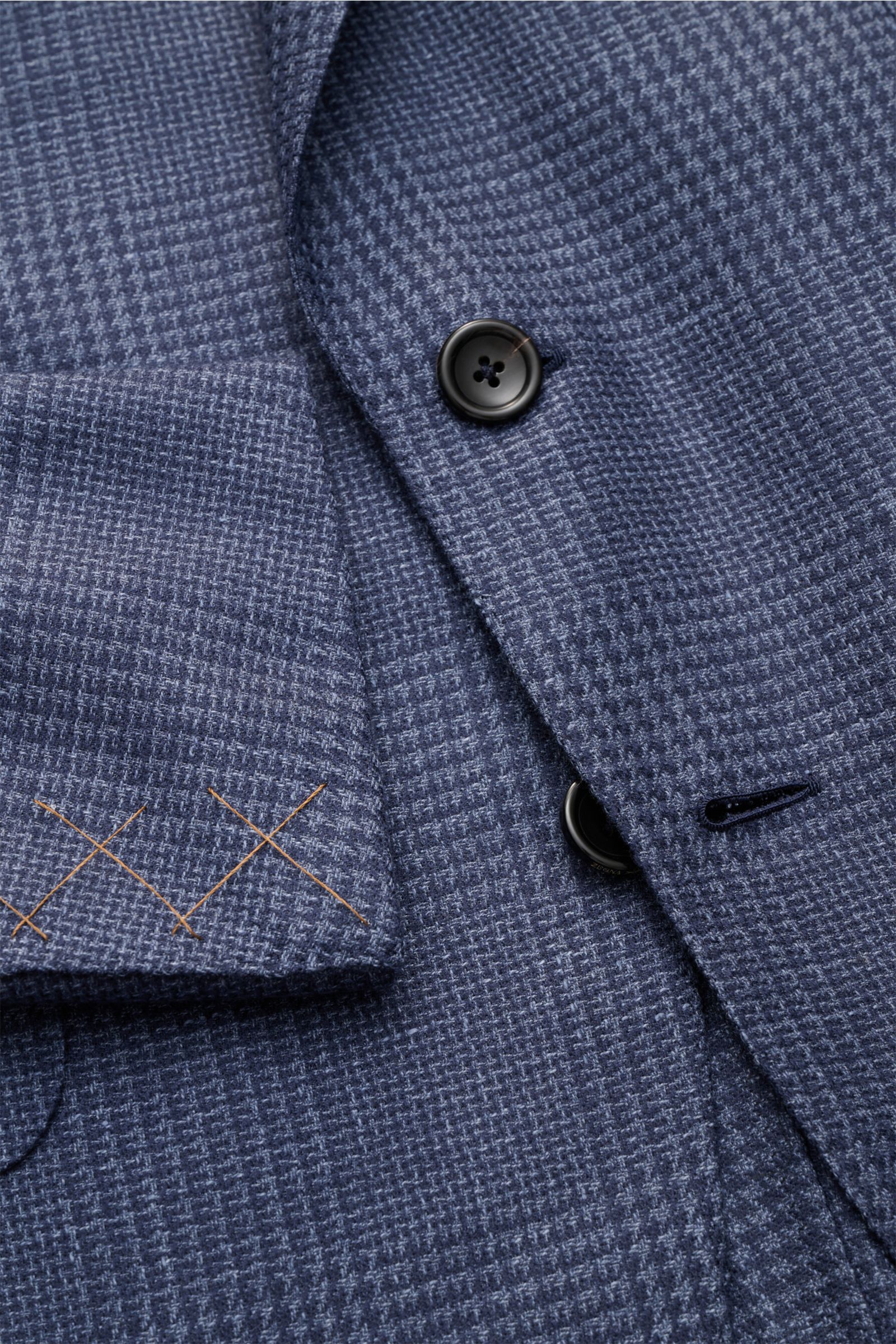 Nahaufnahme des Zegna Sakko 'Atelier' navy/rauchblau kariert mit Glencheck-Muster, Knöpfen und feiner Stoffstruktur.