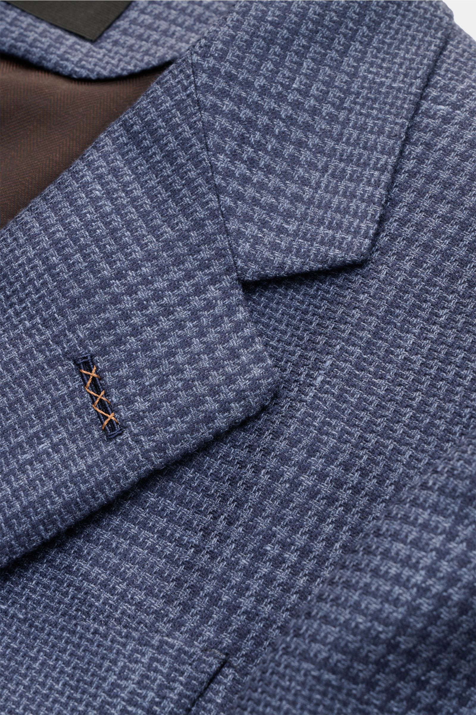 Nahaufnahme des Zegna Sakko 'Atelier' navy/rauchblau kariert im Glencheck-Muster, Detailansicht des fallenden Revers aus weichem Cashmere-Mix.