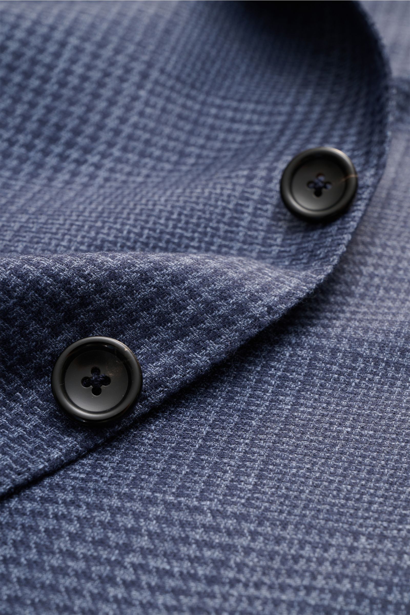 Nahaufnahme des Zegna Sakkos 'Atelier' navy/rauchblau kariert, Fokus auf Glencheck-Karo, zwei Knöpfe und feine Webstruktur, Detailfoto.