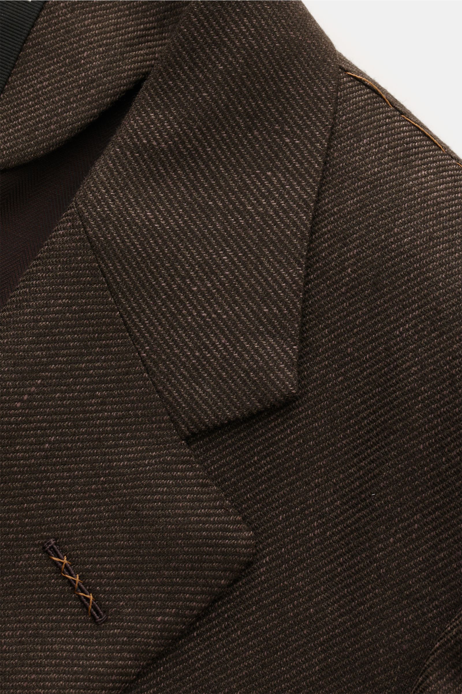 Zegna Sakko dunkelbraun aus Cashmere, Seide und Leinen, Slim Fit, feines Webmuster, fallendes Revers, Detailaufnahme von Schulter und Kragen.