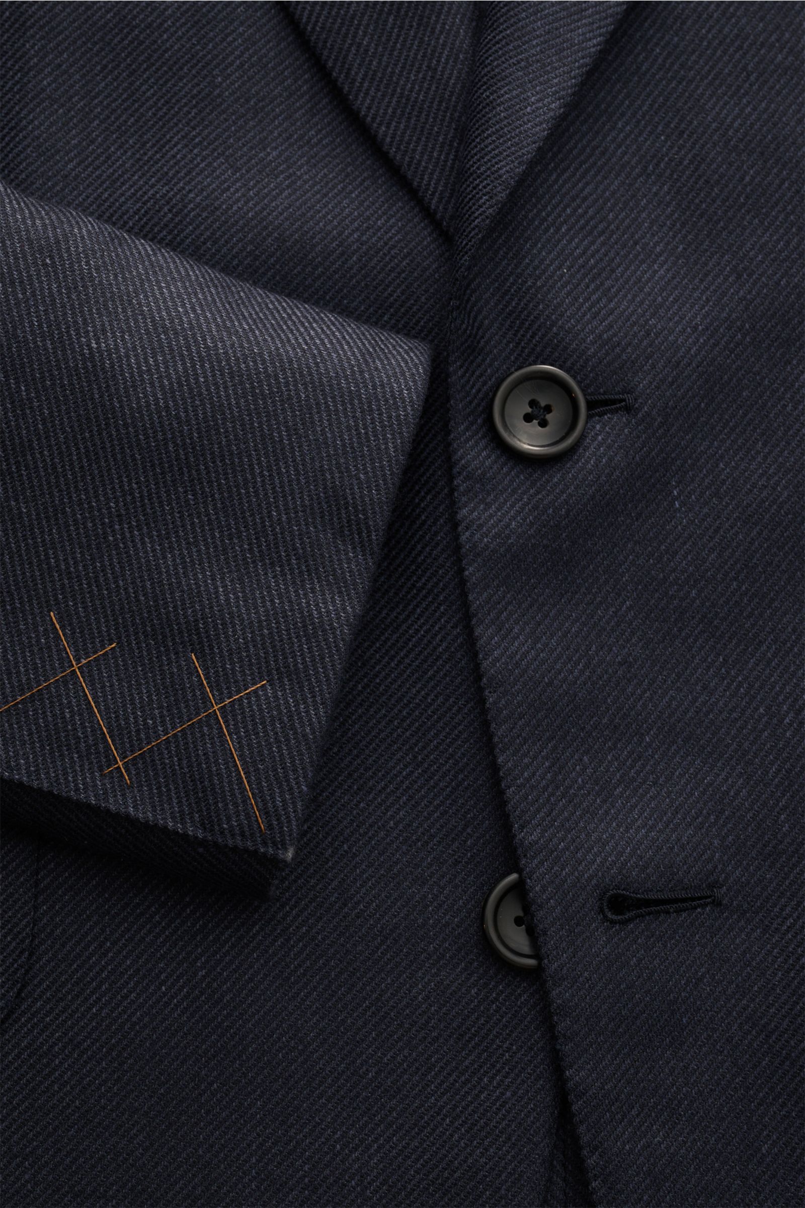 Zegna Sakko dark navy aus Cashmere, Seide und Leinen, Slim Fit, Zwei-Knopf-Stil, feines Webmuster, weicher Griff, Detailaufnahme von Ärmel und Knöpfen.
