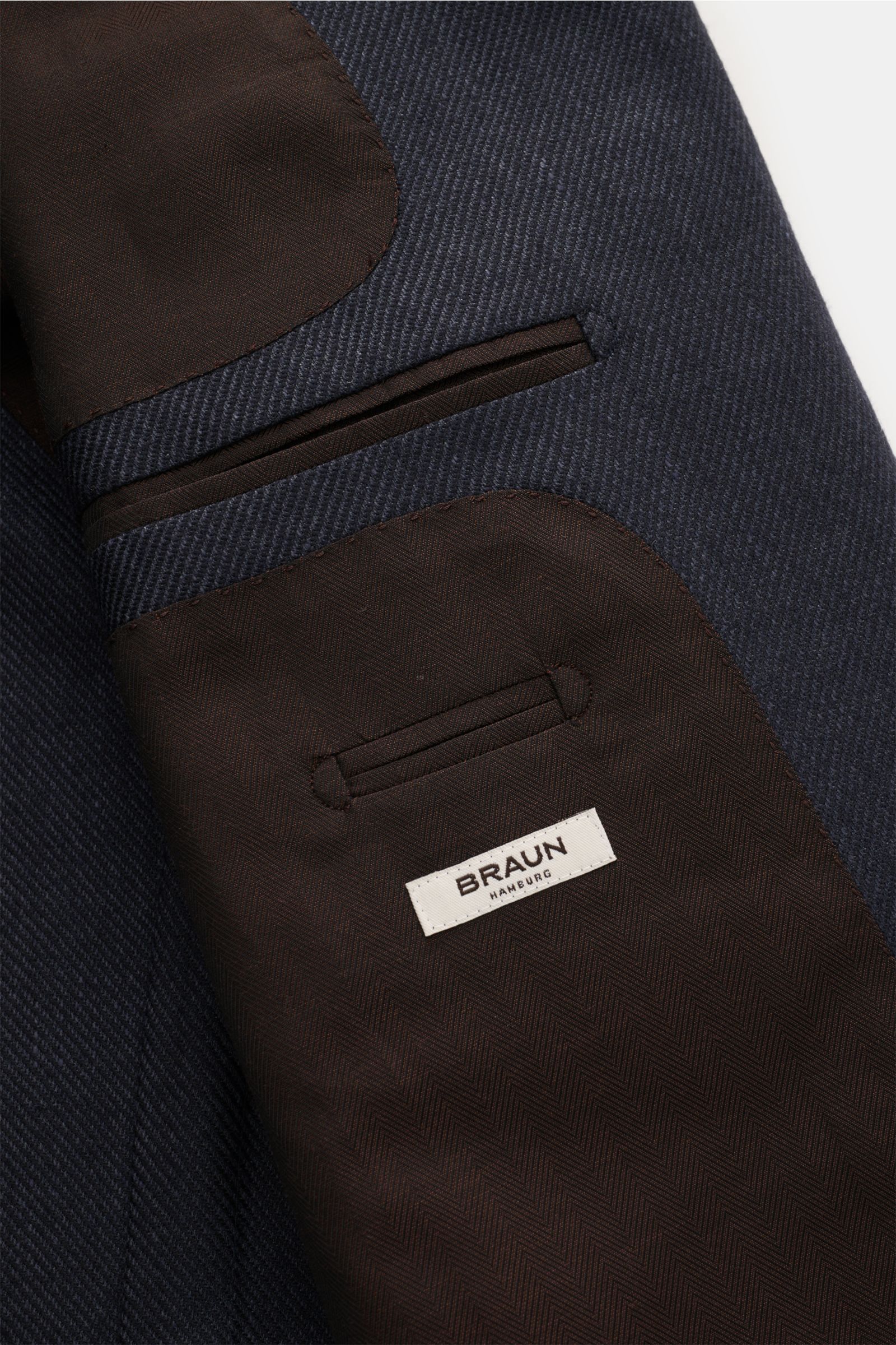 Nahaufnahme des Innenfutters vom Zegna Sakko dark navy, zeigt die feinen Innentaschen, das halb gefütterte Design und den weichen Cashmere-Mix.