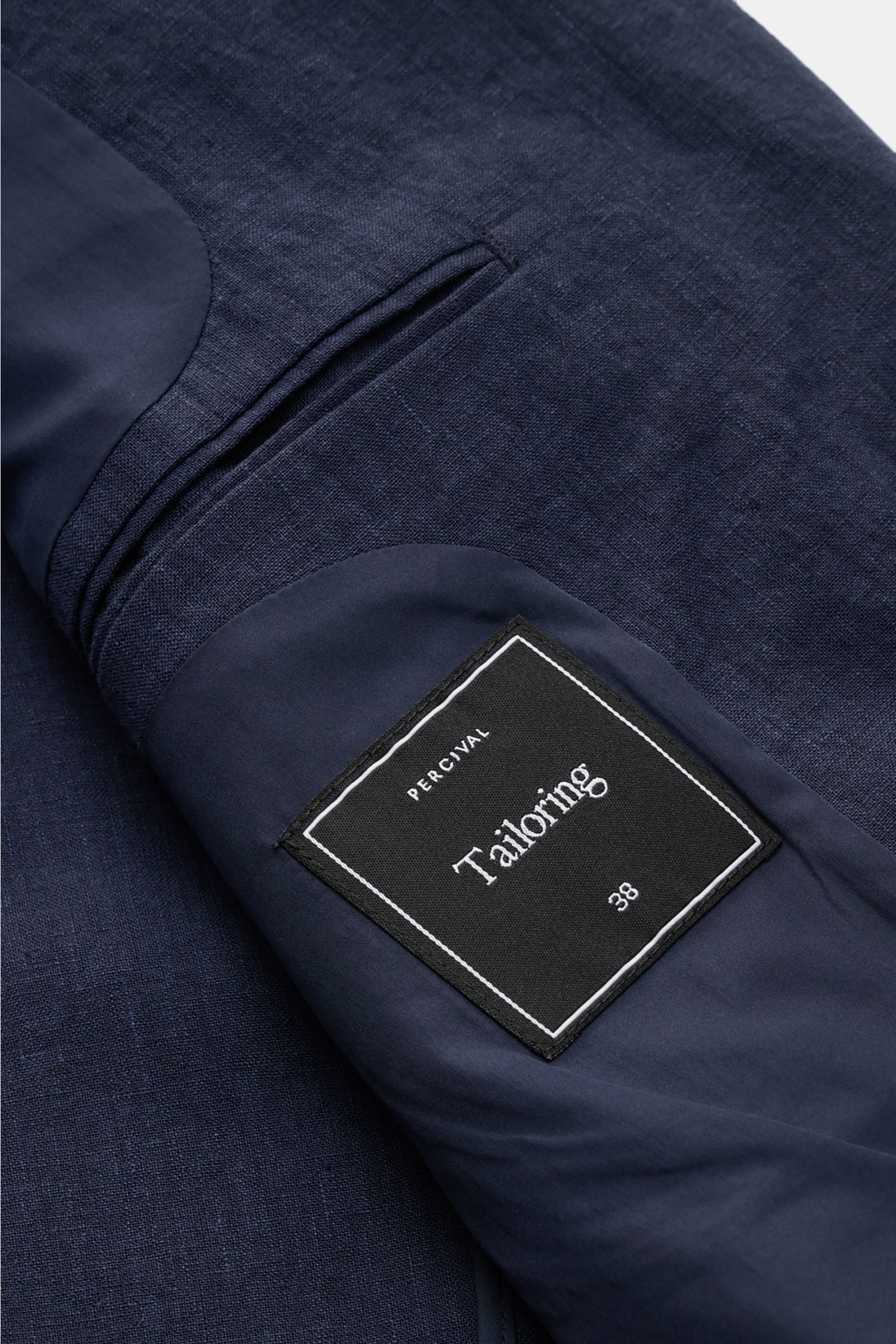 Nahaufnahme des halb gefütterten Percival Sakko 'Tailored Linen' navy aus Leinen-Baumwoll-Mix mit Innentasche und Label.