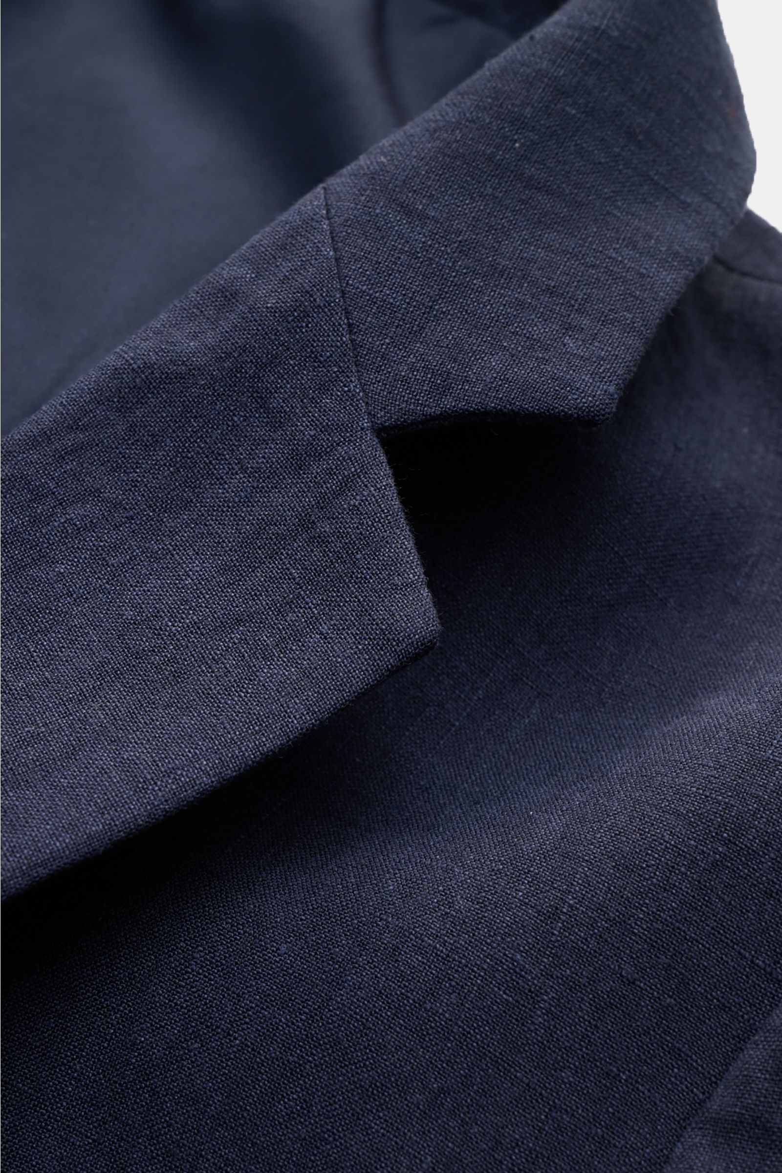 Percival Sakko 'Tailored Linen' navy, Nahaufnahme des fallenden Revers aus atmungsaktivem Leinen-Baumwoll-Mix, leicht griffige Slim Fit Qualität.