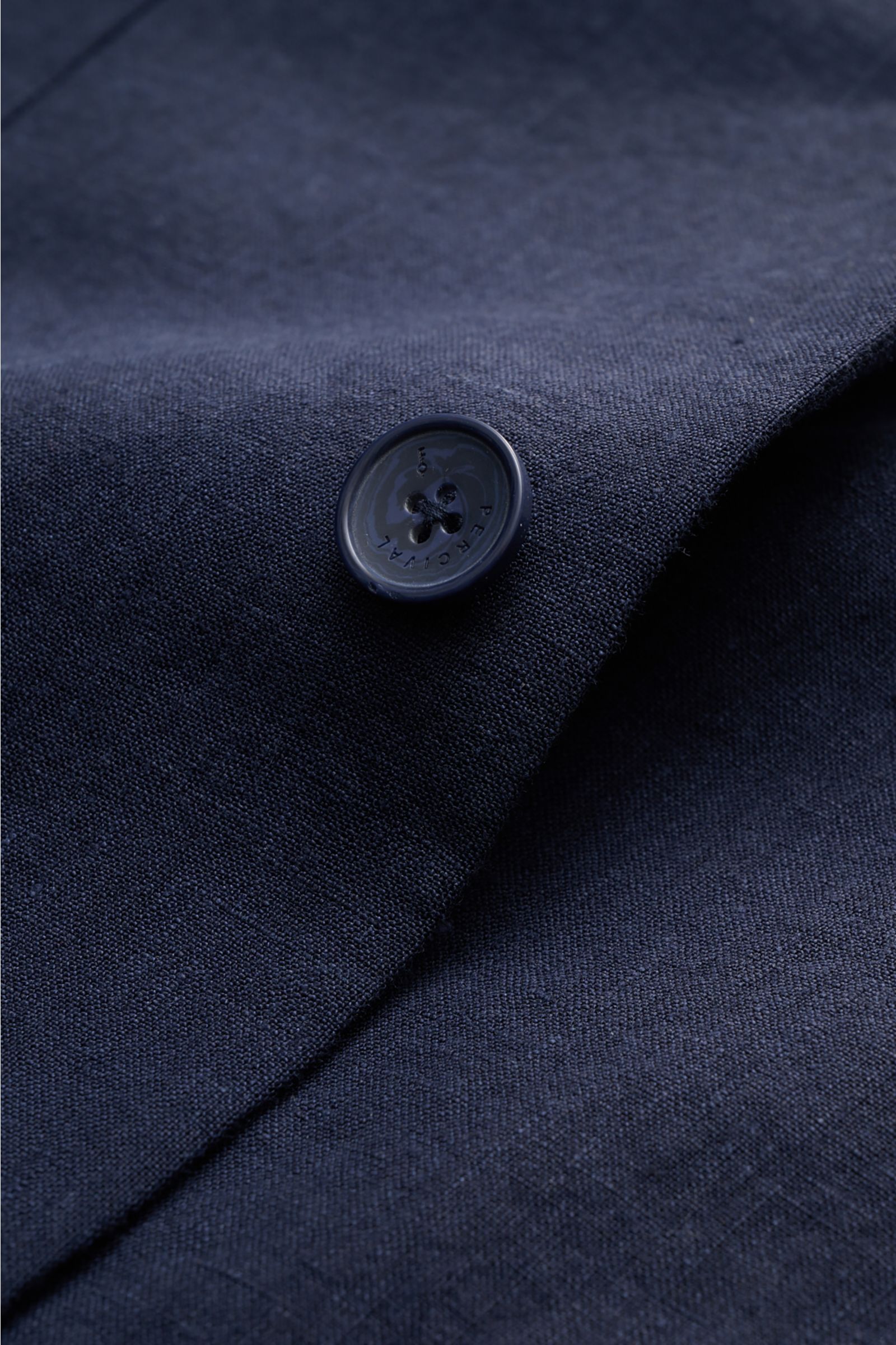 Percival Sakko 'Tailored Linen' navy Detailaufnahme des fallenden Revers aus atmungsaktivem Leinen-Baumwoll-Mix mit Knopf und Struktur.