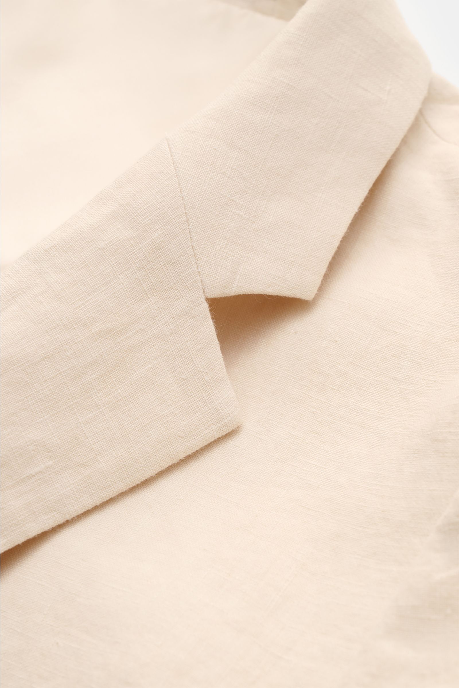 Nahaufnahme des fallenden Revers vom Percival Sakko 'Tailored Linen' creme aus atmungsaktivem Leinen-Baumwoll-Mix, Slim Fit.