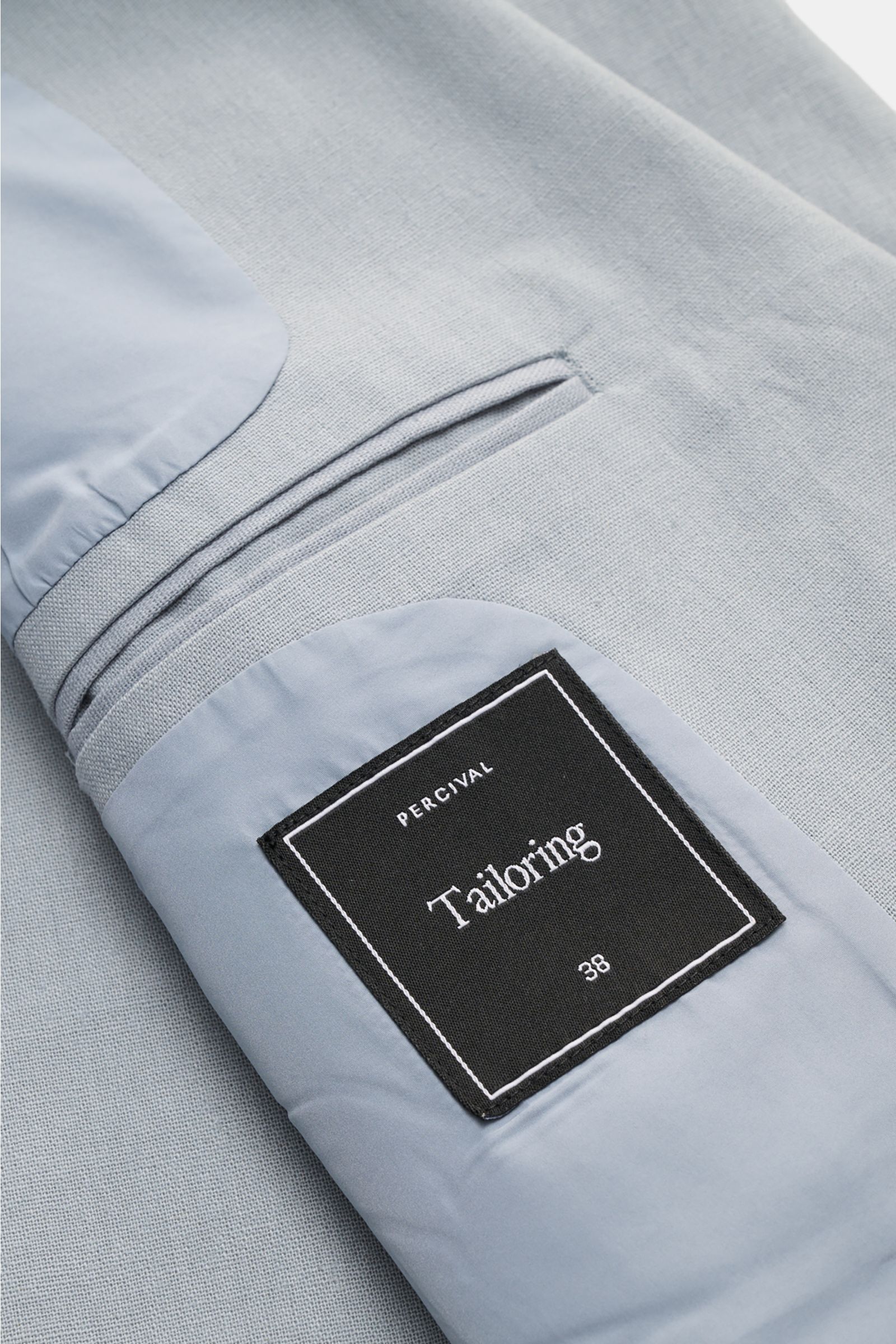Innenansicht des Percival Sakko 'Tailored Linen' rauchblau mit halb gefüttertem Innenfutter, Innentaschen und feinem Leinen-Baumwoll-Mix.