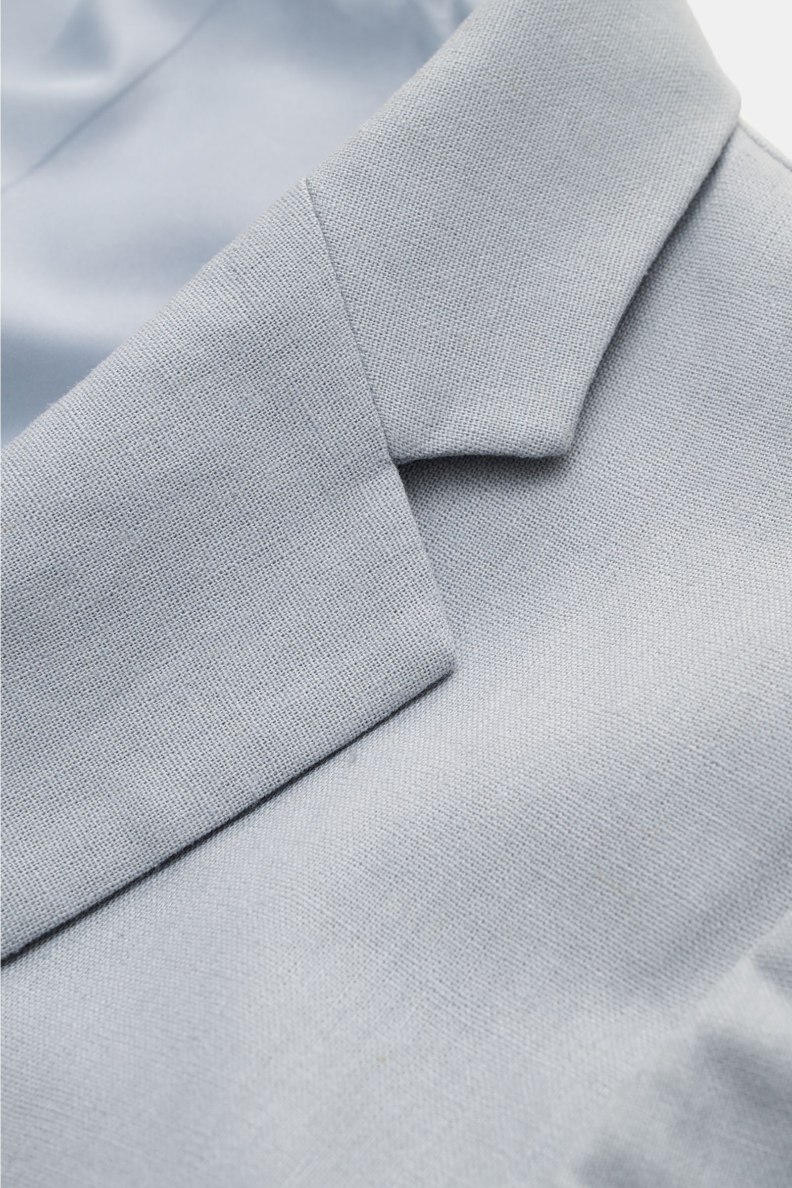 Percival Sakko 'Tailored Linen' rauchblau, Nahaufnahme des fallenden Revers aus atmungsaktivem Leinen-Baumwoll-Mix in Slim Fit, leicht griffige Qualität.