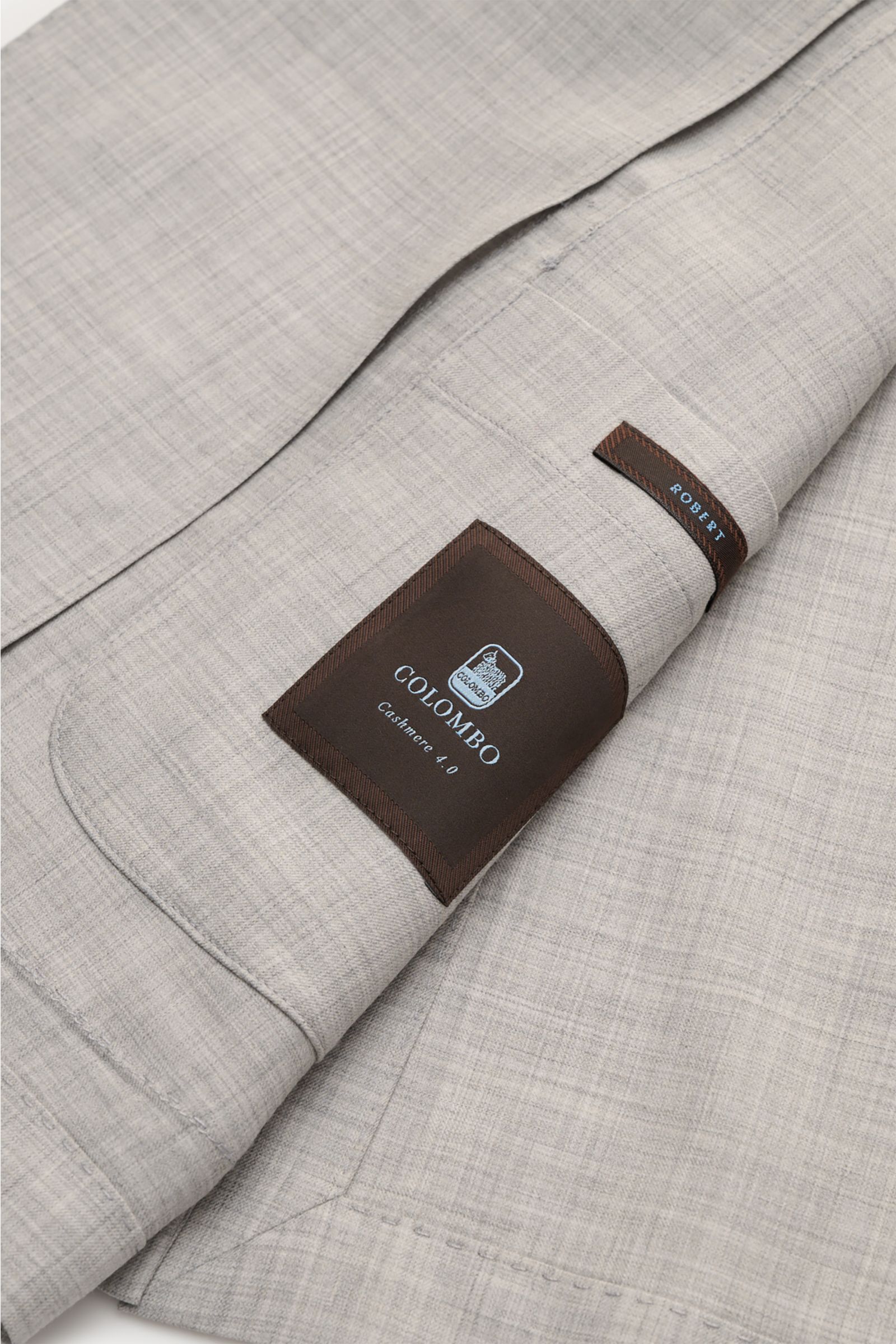 Close-up inside view of the Colombo Cashmere jacket 'Robert' light grey mottled, showing the label and fabric texture.

Description: Combed cashmere 4.0 is the lightest cashmere fabric in the world: The summery smart-casual jacket 'Robert' from traditi