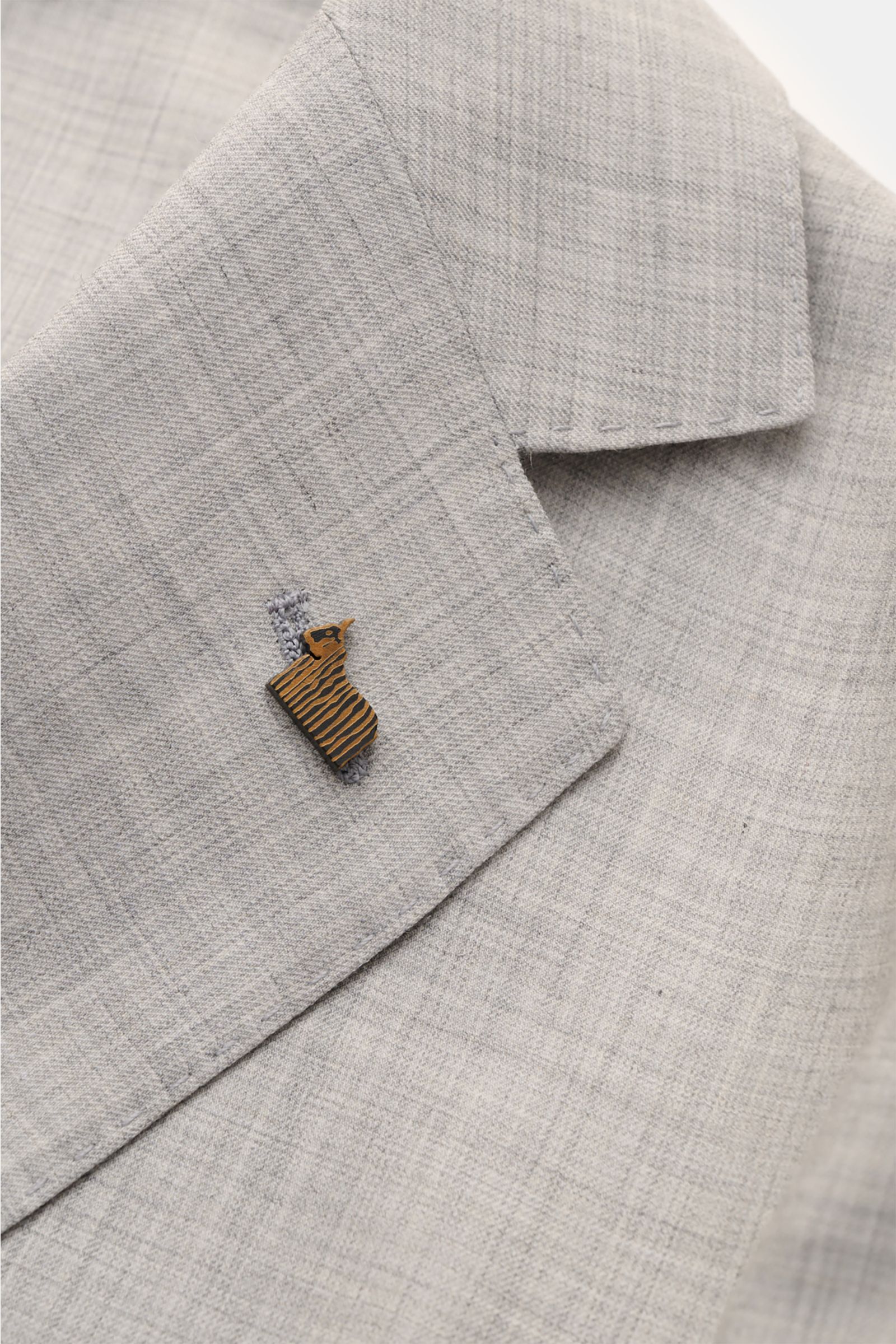Close-up front angle of Colombo Cashmere jacket 'Robert' light grey mottled lapel with wooden pin, showcasing lightweight combed cashmere 4.0 fabric.

Description: Combed cashmere 4.0 is the lightest cashmere fabric in the world: The summery smart-casu