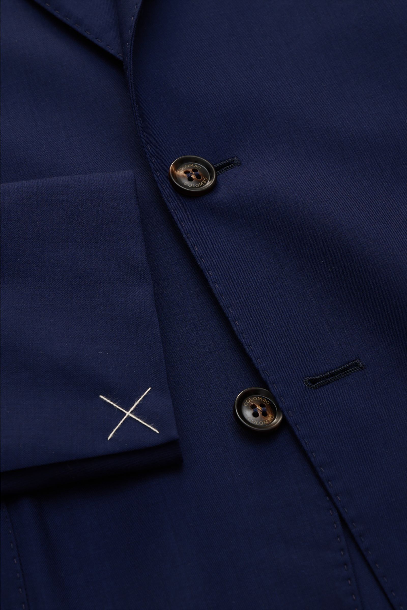 Close-up front view of Colombo Cashmere jacket 'Robert' navy showing buttons, lapel, and sleeve cuff stitching in lightweight fabric.

In super lightweight fabric made of combed cashmere 4.0, the unconstructed smart-casual jacket 'Robert' by COLOMBO is