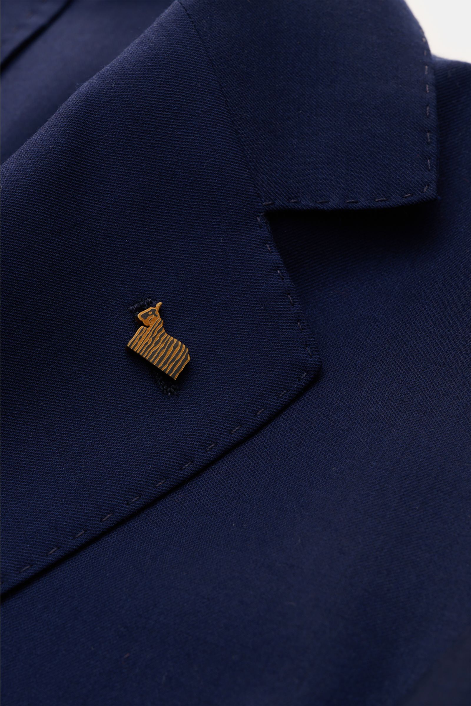 Close-up, angled view of Colombo Cashmere jacket 'Robert' navy lapel in super lightweight combed cashmere 4.0 fabric with detailed stitching.

Description: In super lightweight fabric made of combed cashmere 4.0, the unconstructed smart-casual jacket '