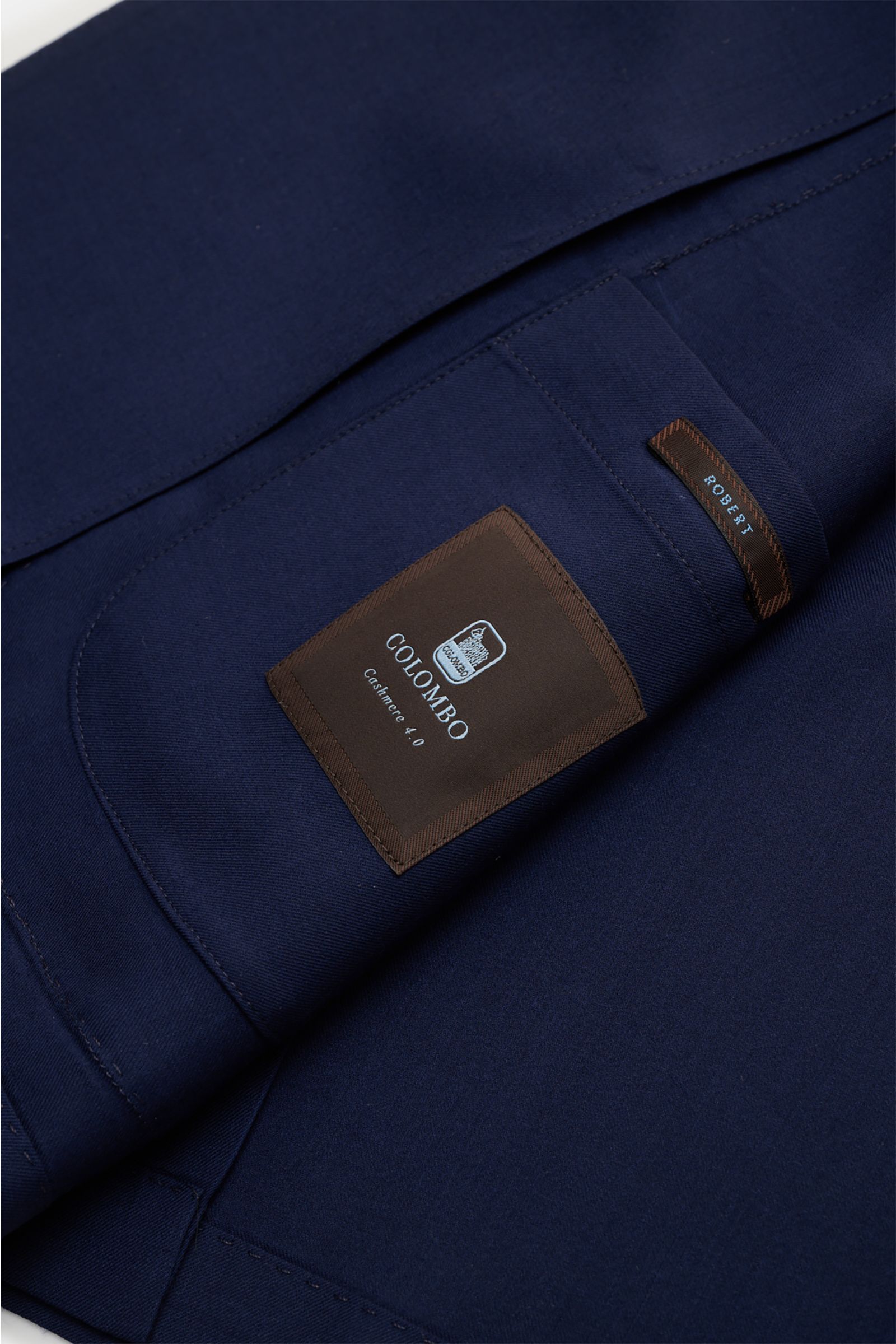Close-up inside view of Colombo Cashmere jacket 'Robert' navy showing label and fabric texture in super lightweight combed cashmere 4.0.

Description: In super lightweight fabric made of combed cashmere 4.0, the unconstructed smart-casual jacket 'Rober