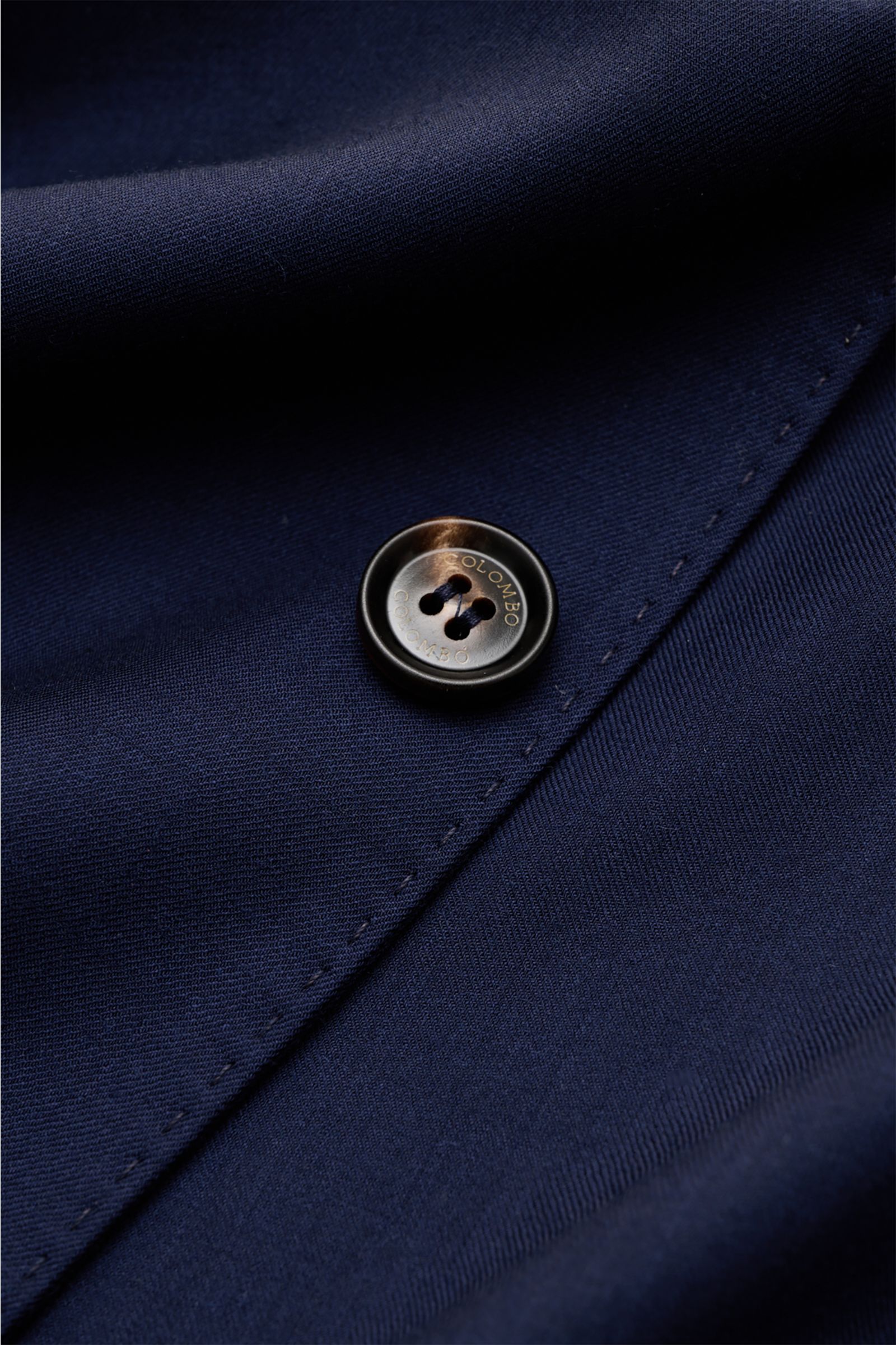 Close-up front view of Colombo Cashmere jacket 'Robert' navy showing button and fine stitching on pure 4.0 cashmere fabric.

Description: In super lightweight fabric made of combed cashmere 4.0, the unconstructed smart-casual jacket 'Robert' by COLOMBO