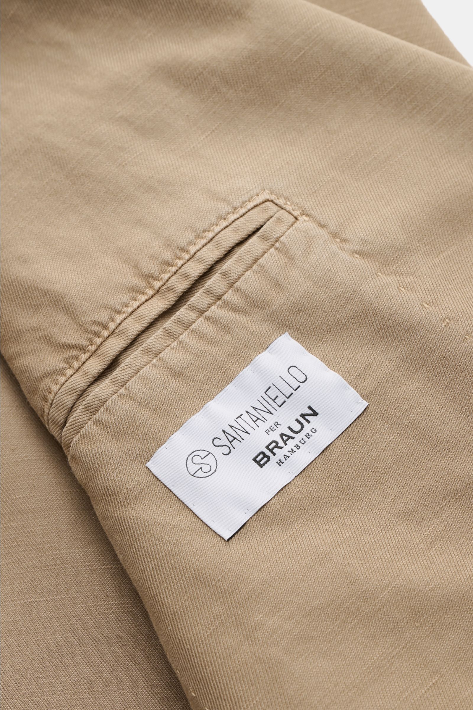 Nahaufnahme des Innenfutters vom Santaniello Sakko taupe mit Label, Baumwoll-Leinen-Mohair-Mix, Slim Fit, tailliertem Zwei-Knopf-Stil.
