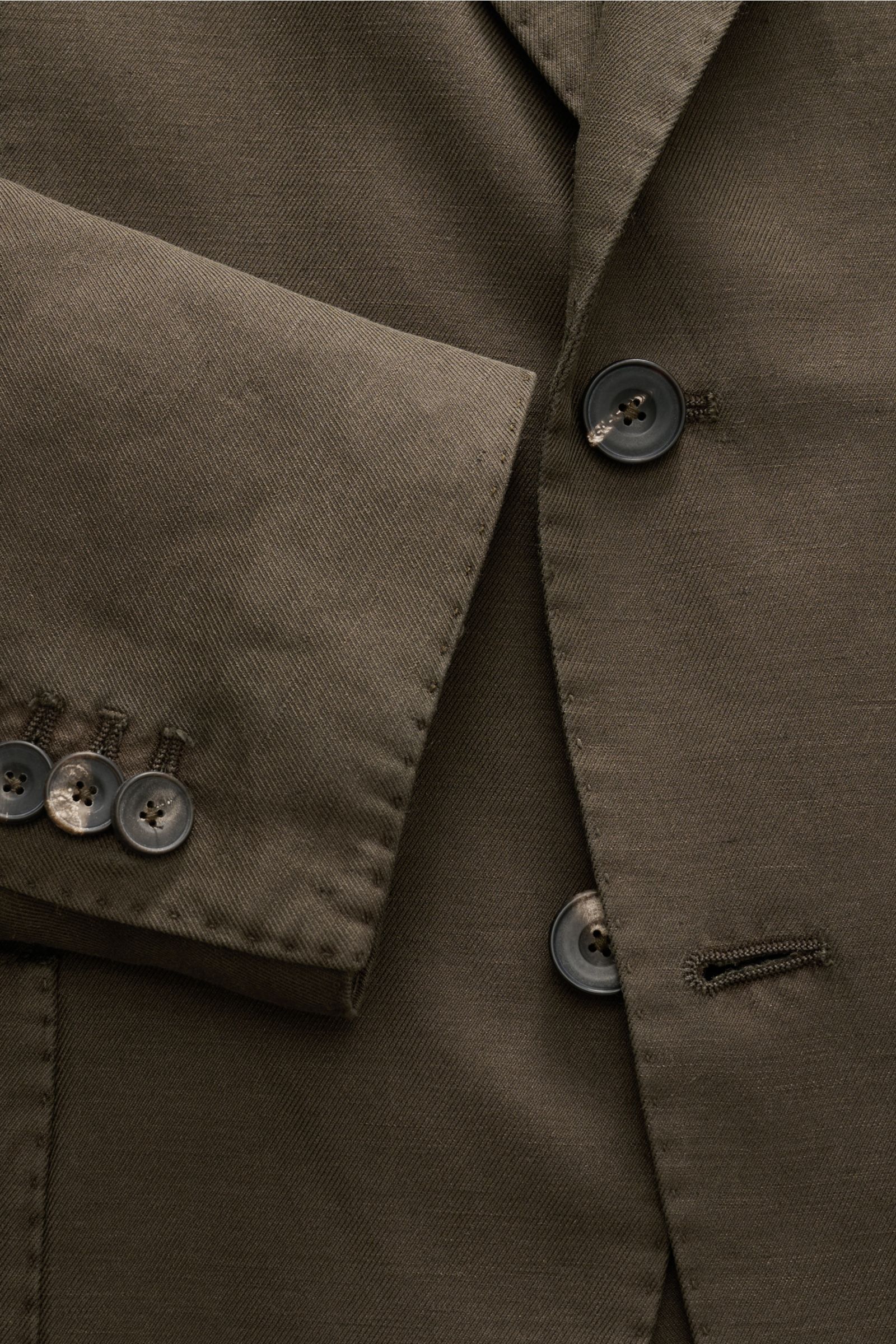Close-up front and sleeve view of the Santaniello Smart-casual jacket dark brown showing buttons and fabric texture.

Modern tailoring for the transitional period: This smart-casual jacket by SANTANIELLO enhances numerous spring looks with its relaxed 