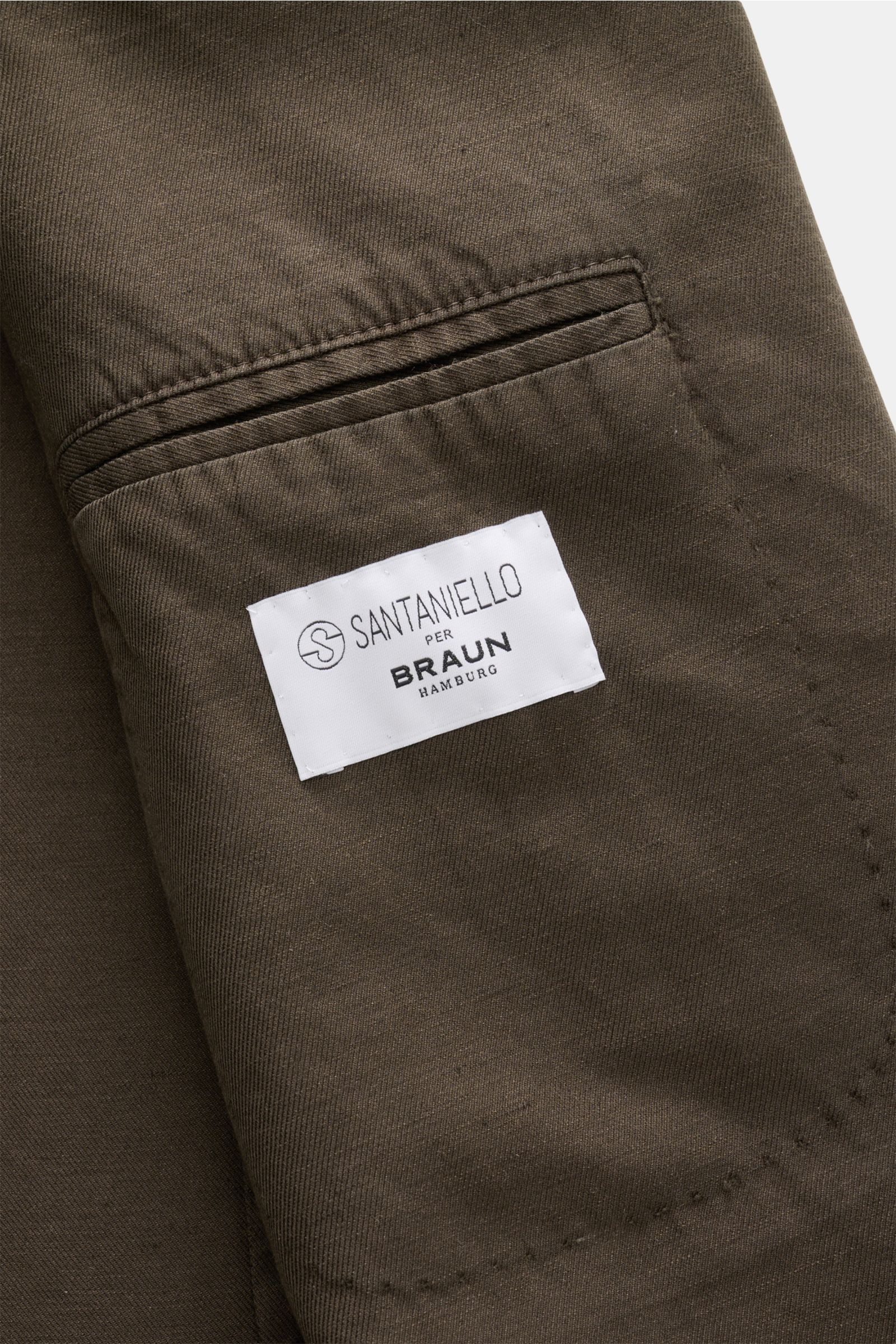 Close-up of the inside pocket and label of the Santaniello Smart-casual jacket dark brown, photographed from the interior.

Modern tailoring for the transitional period: This smart-casual jacket by SANTANIELLO enhances numerous spring looks with its re